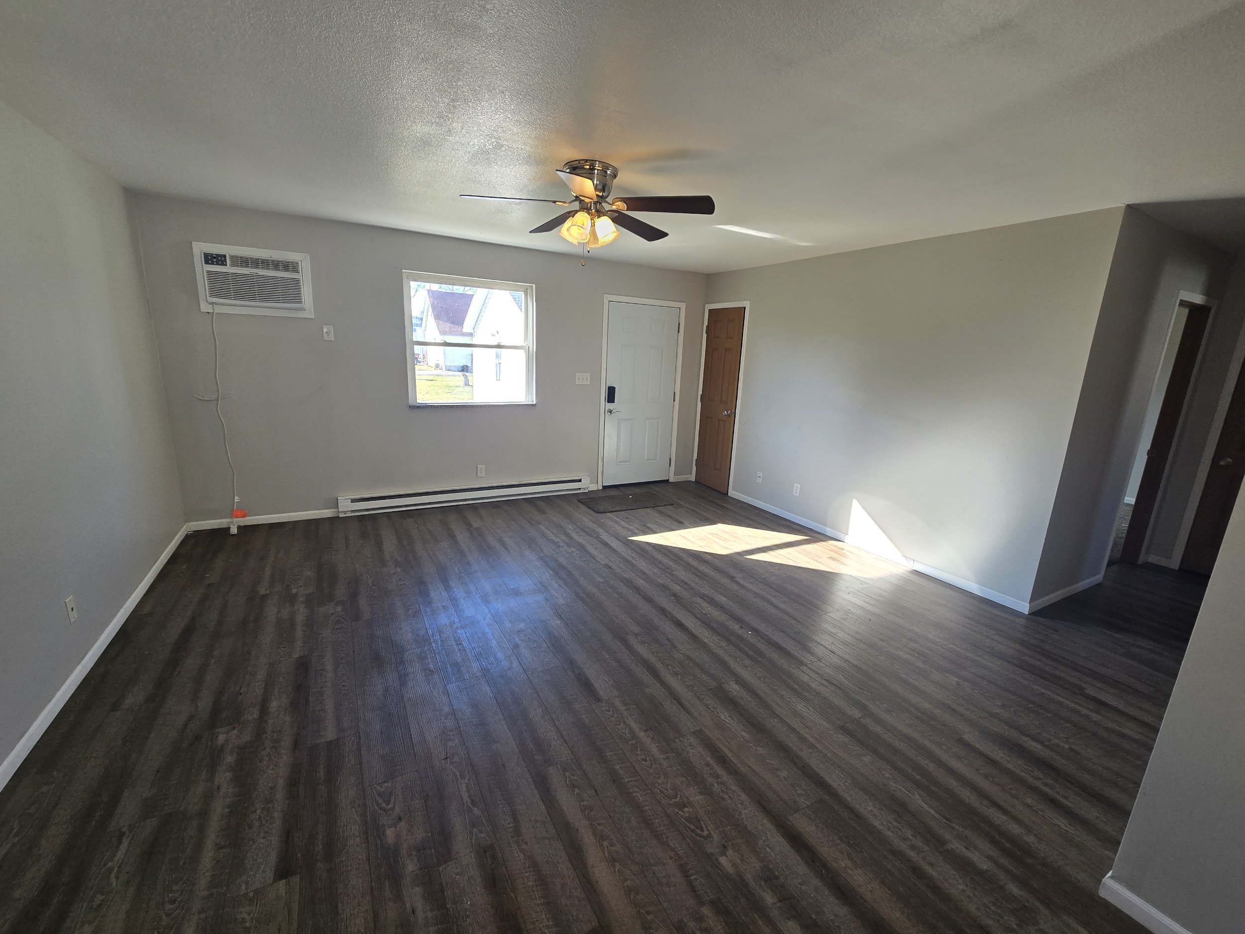 Photos are representative of the unit.