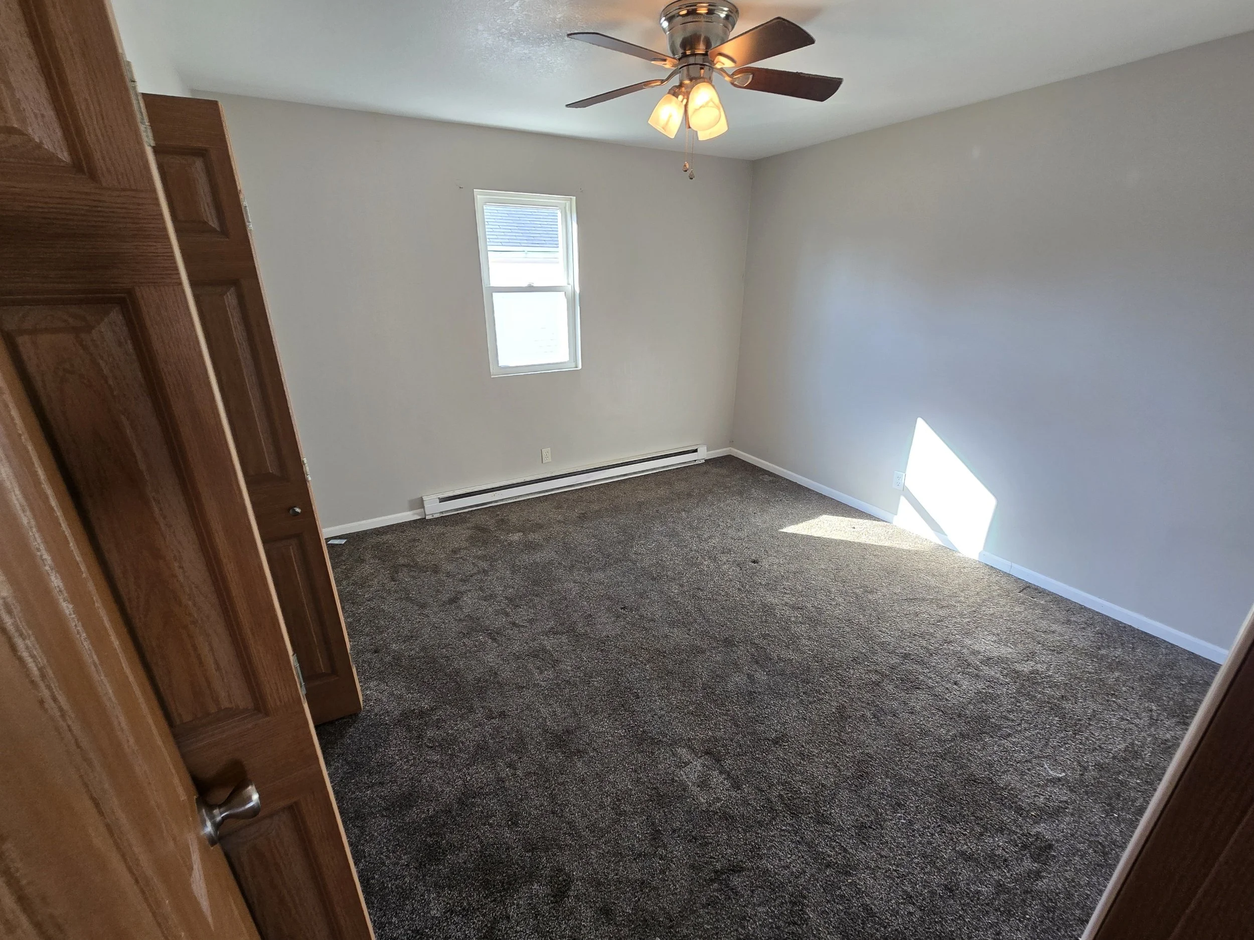 Photos are representative of the unit.