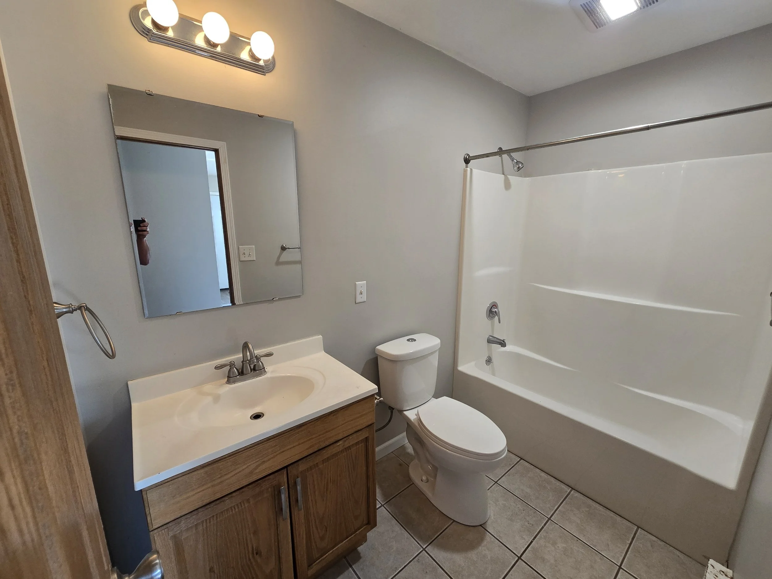 Photos are representative of the unit.