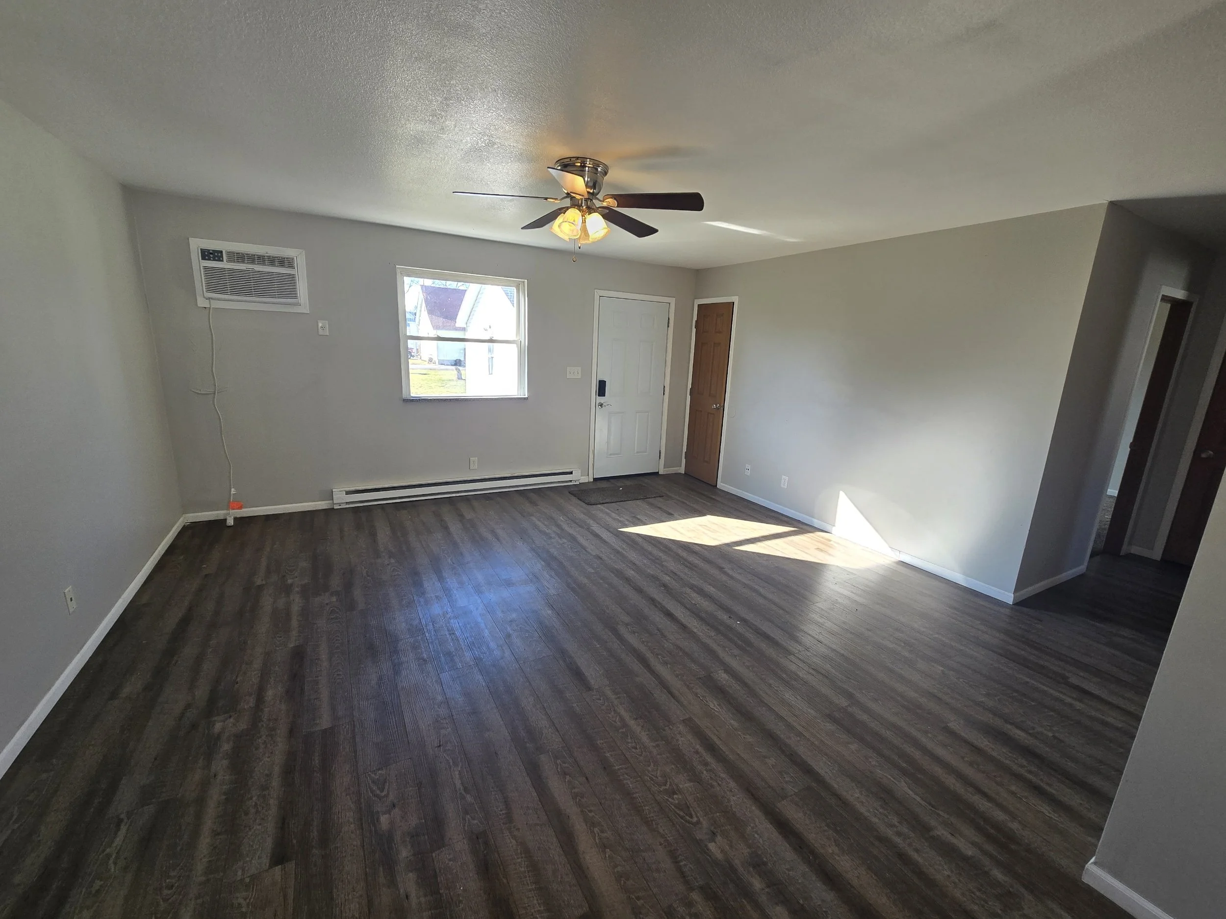 Photos are representative of the unit.