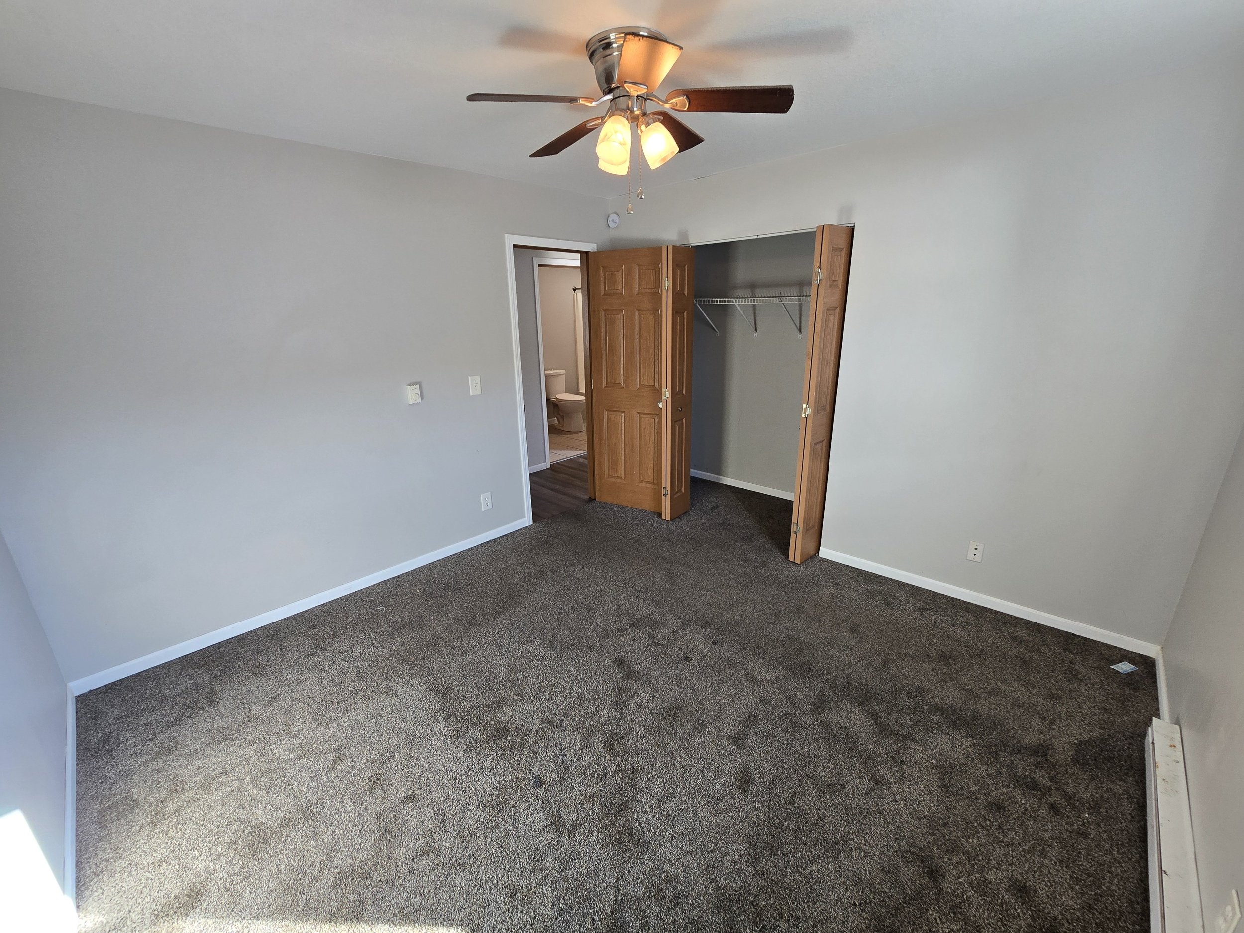 Photos are representative of the unit.