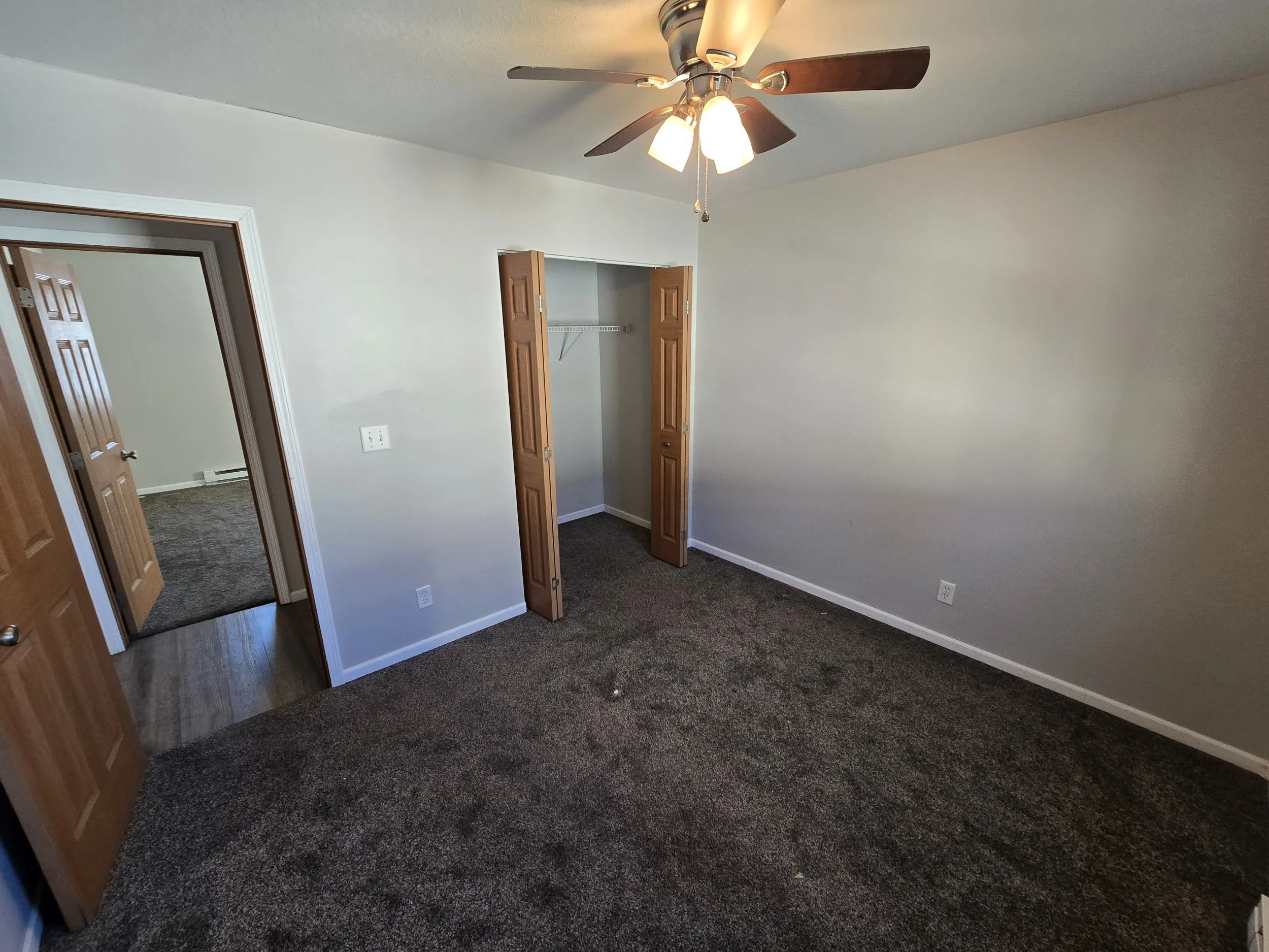 Photos are representative of the unit.