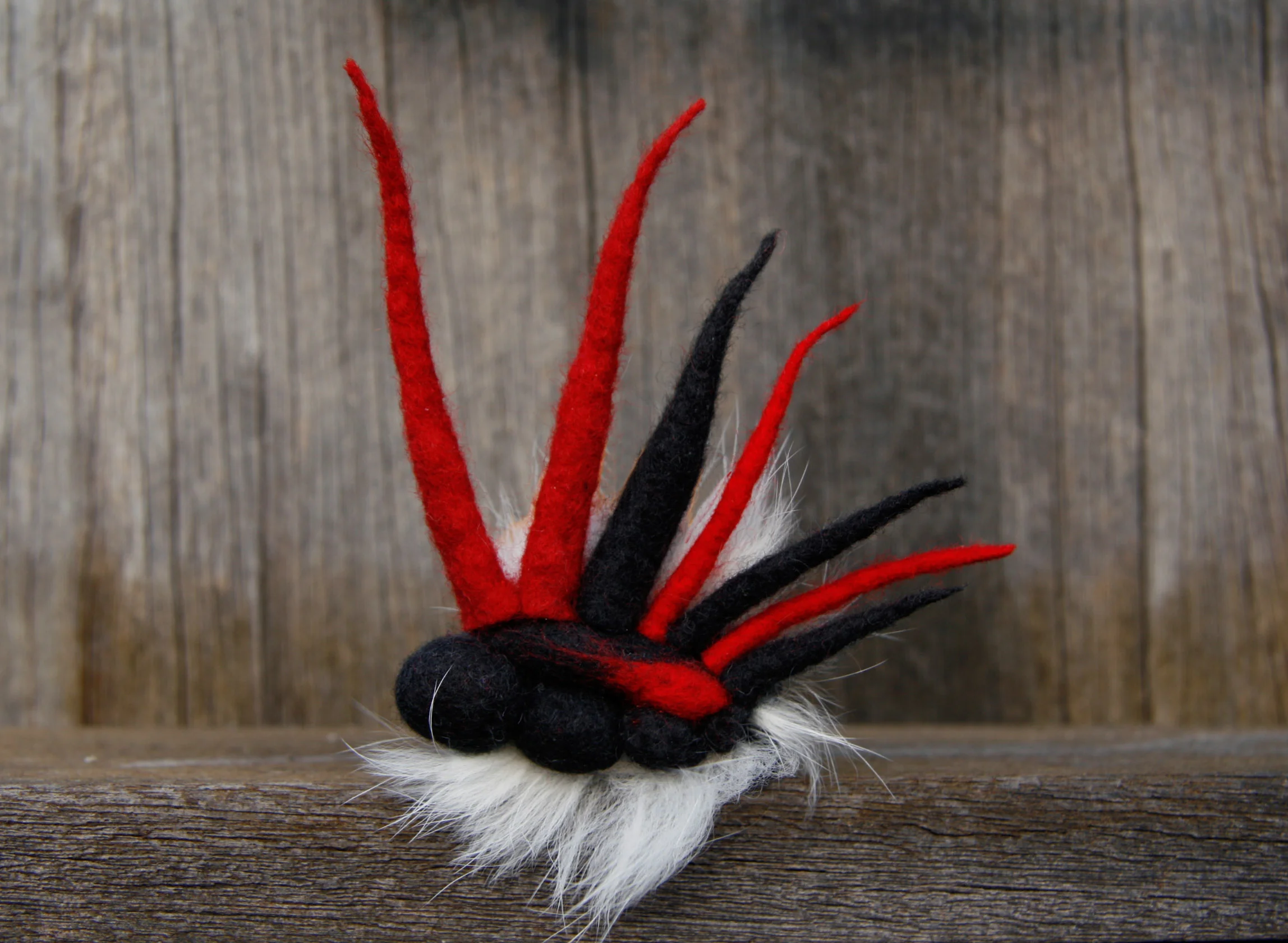 Winger ring (2008). Glass beads, felt, plastics & fur.