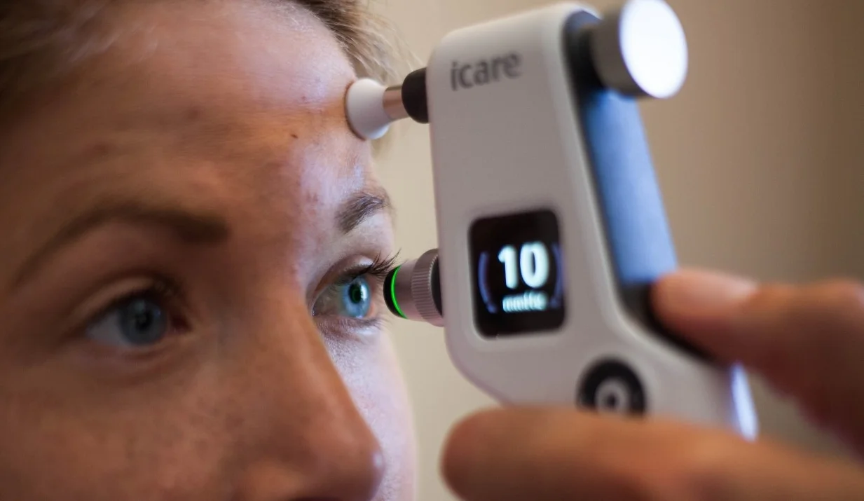 Measuring the pressure within the eye with cutting edge diagnostic equipment.
