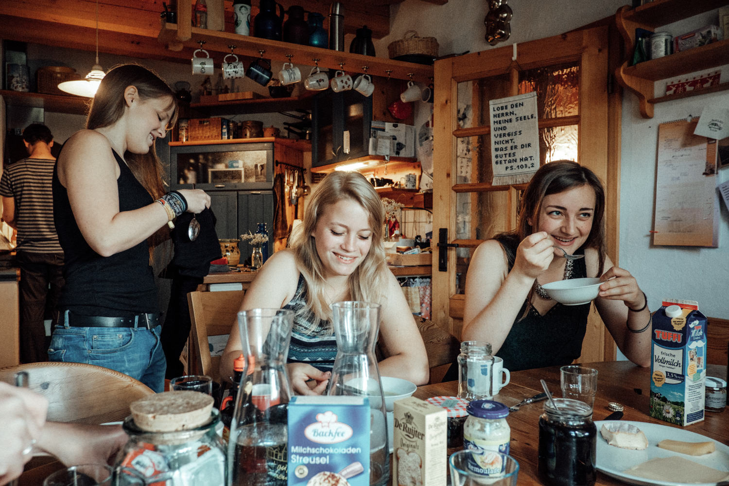 Entspanntes Frühstück vor dem Hochzeitstrubel mit Freunden