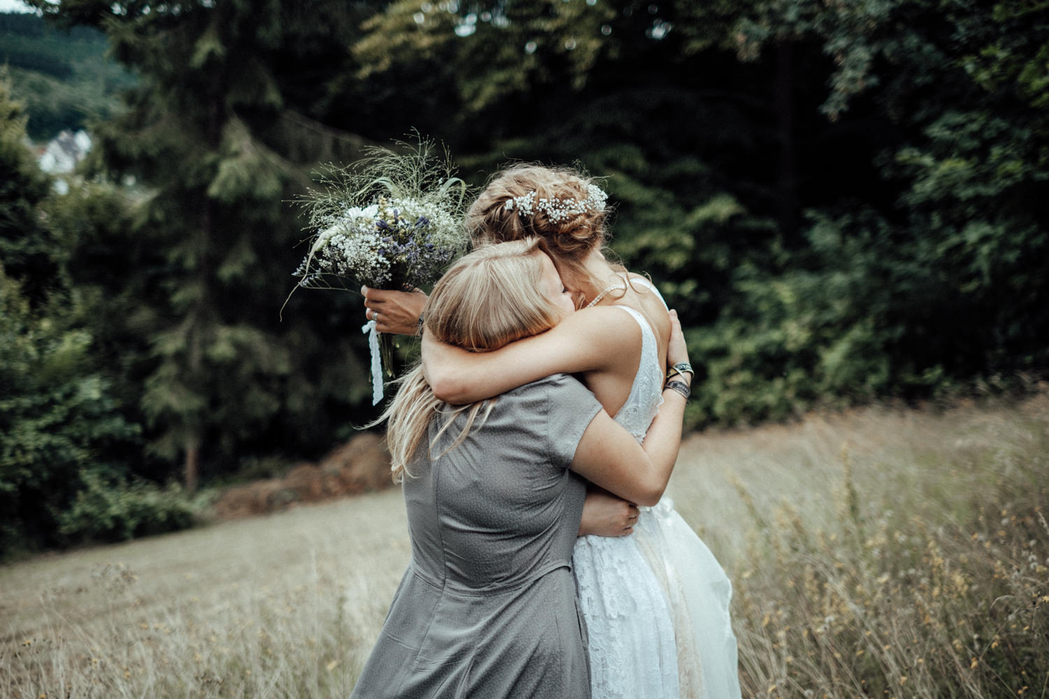 Alternative Braut umarmt Freundin