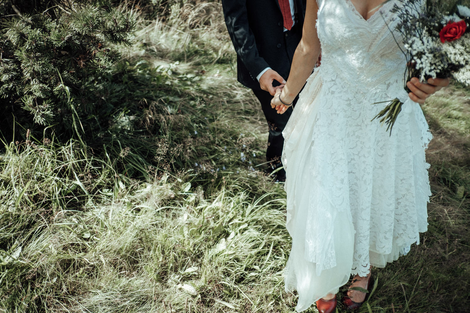 Hochzeitspaar läuft Hand in Hand