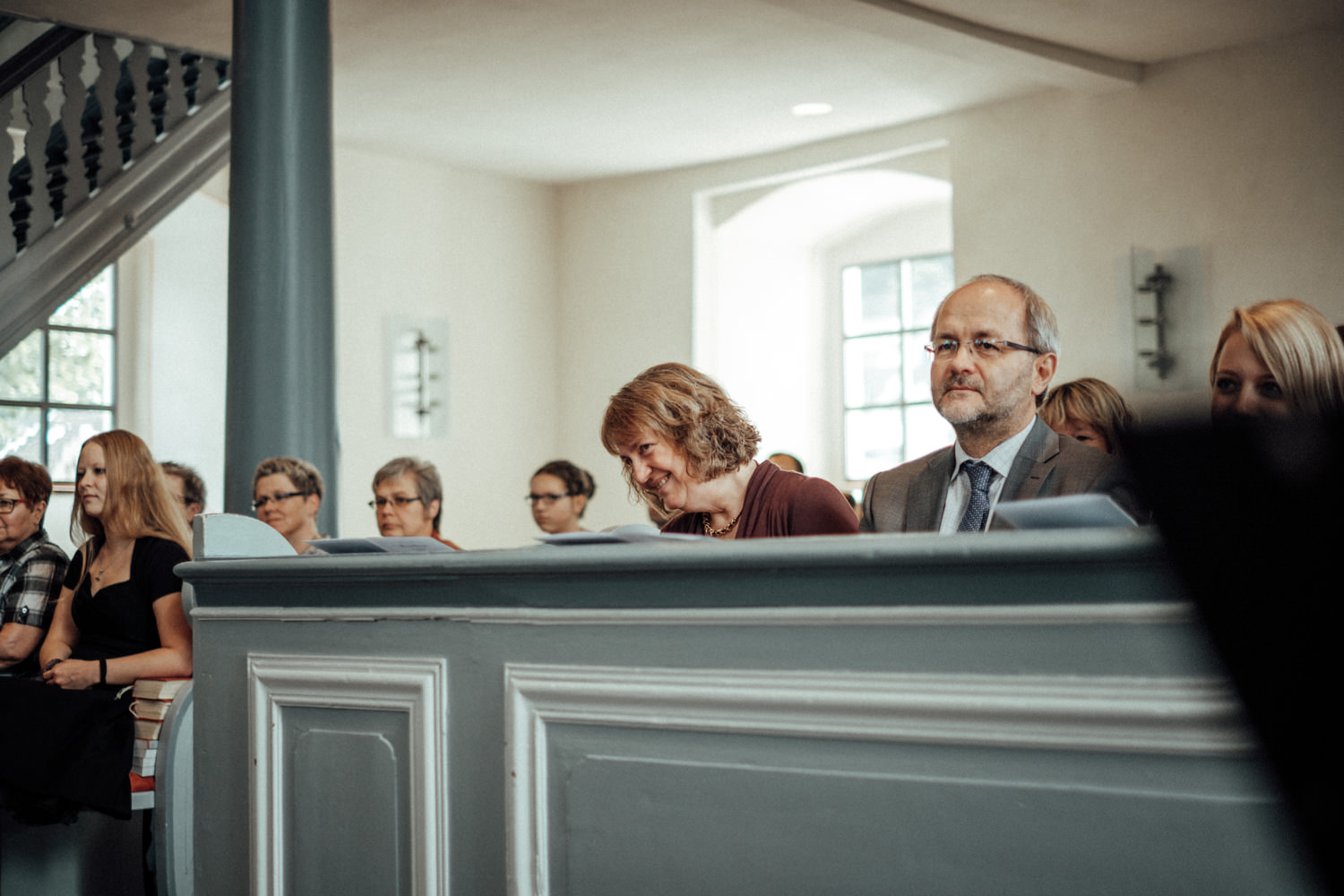 Hochzeitsgäste in evangelischer Kirche Burbach