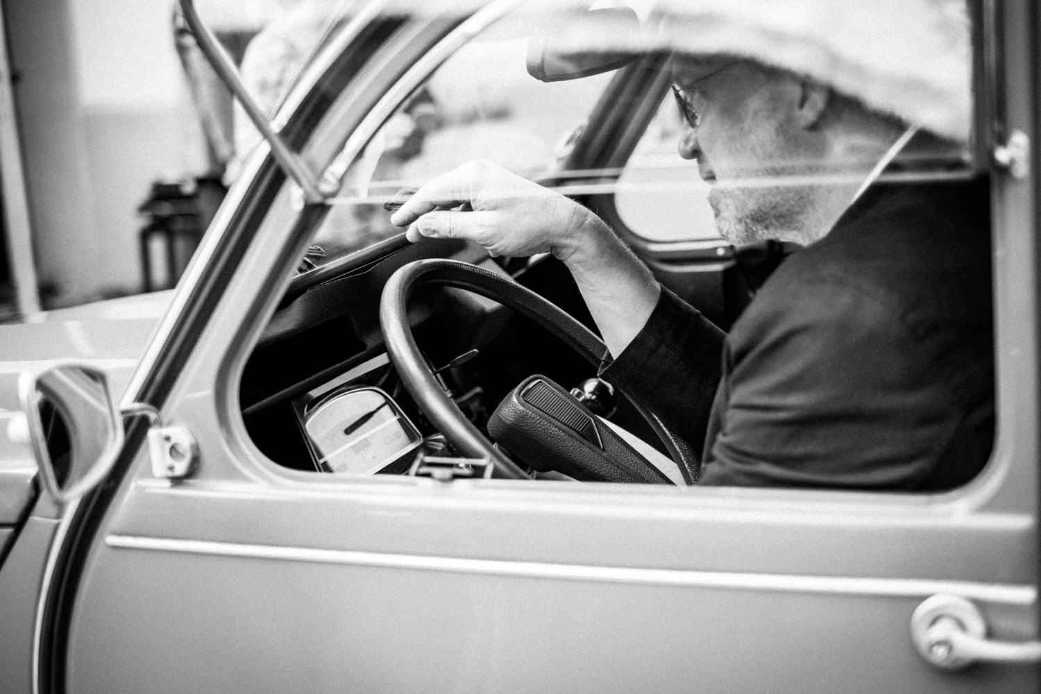 Chauffeur fährt Ente als Hochzeitsauto in Burbach