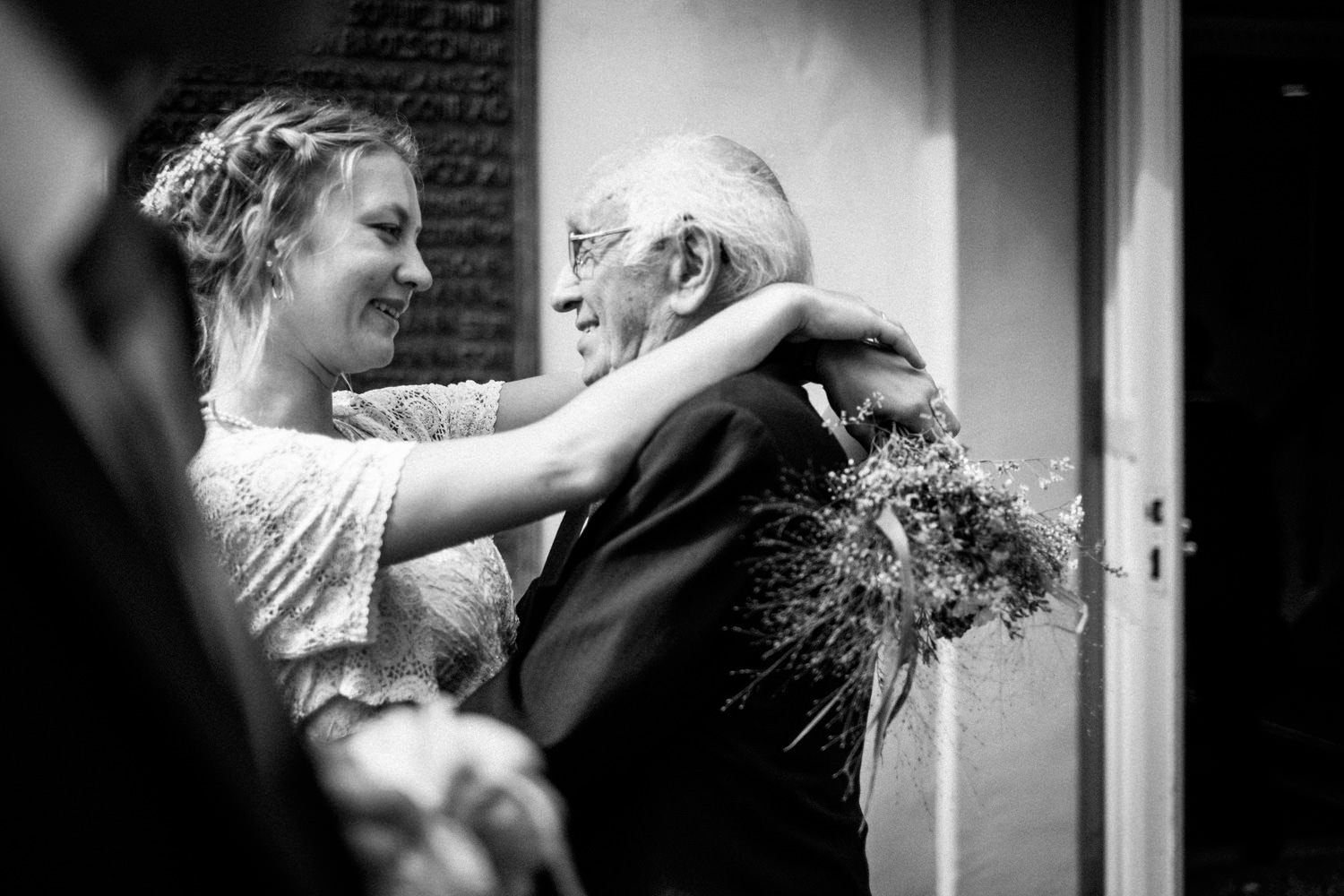 Stolzer Opa gratuliert der Braut zur Hochzeit