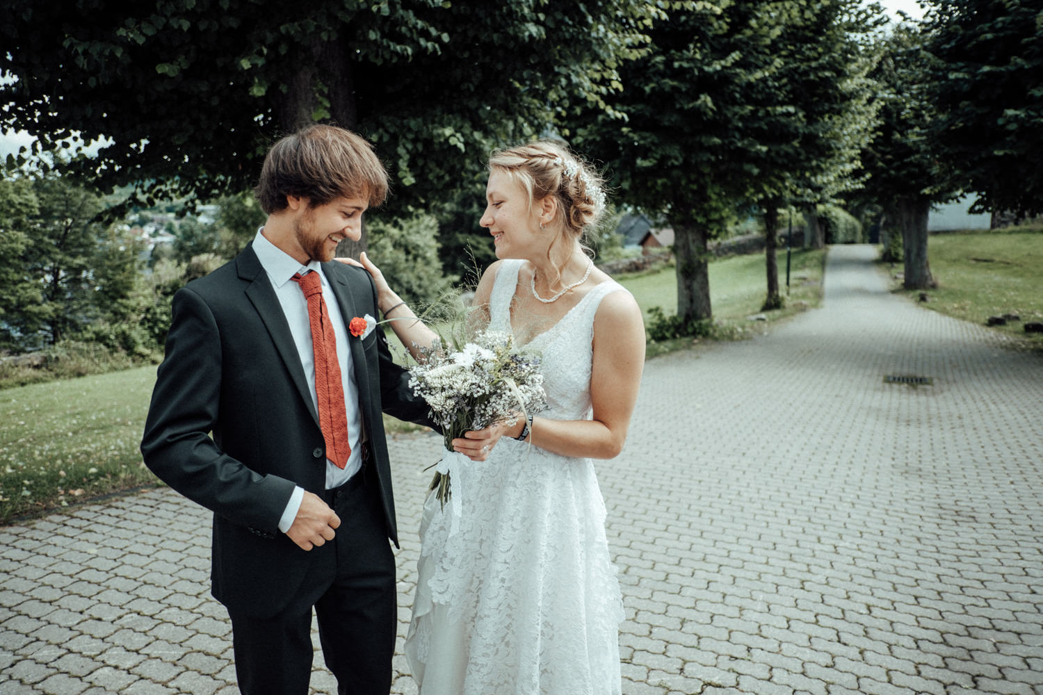 First-Look des Brautpaares bei alternativer Vintage-Hochzeit