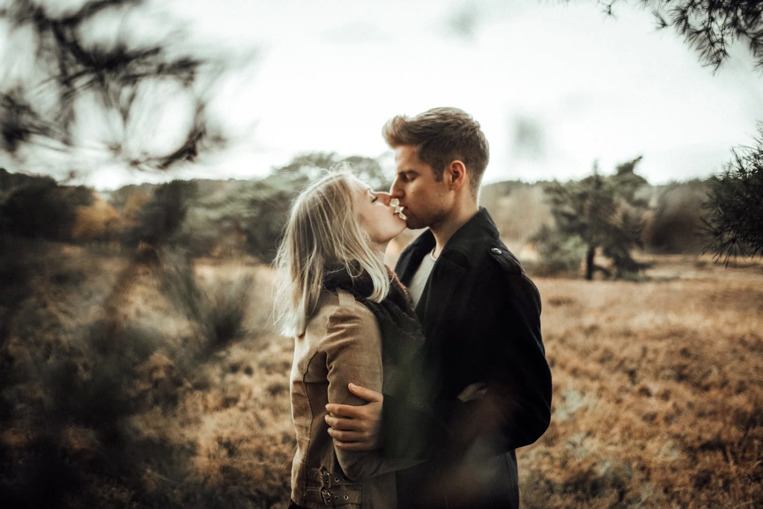 Fotograf-Paarshooting-Natur-Aachen-NRW-Hohes Venn-Hochzeitsfotograf-Verlobungsshooting-Kevin Biberbach-KEVIN Fotografie-Junebug-Hochzeitswahn-Eifel-12.jpg