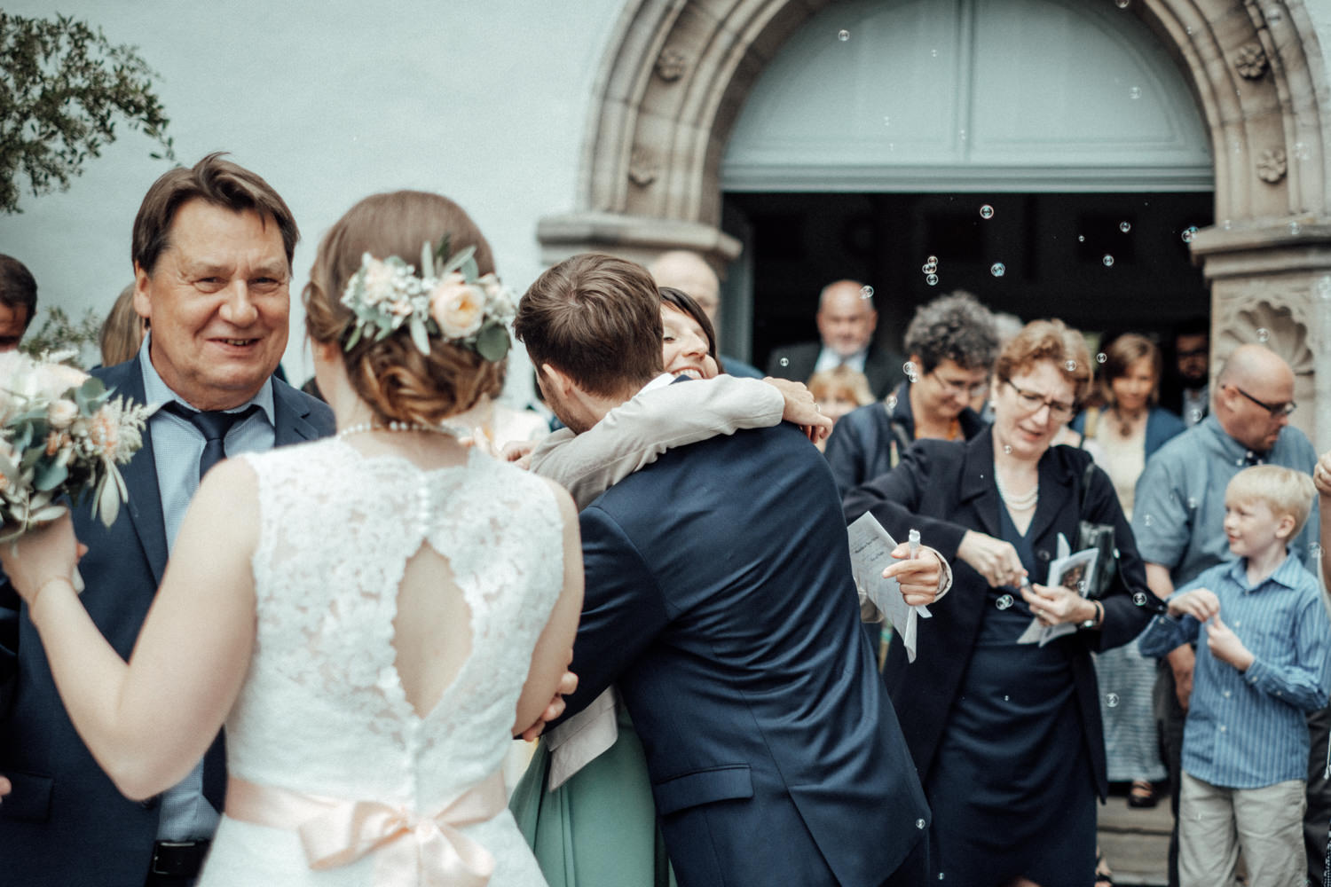 Zelthochzeit-Inspiration-Hochzeitsreportage-natürlich-Hessenhof-Coburg-Oberfranken-Aachen-Hochzeitsfotograf-Kevin Biberbach-KEVIN Fotografie-Junebug-Hochzeitswahn-064.jpg