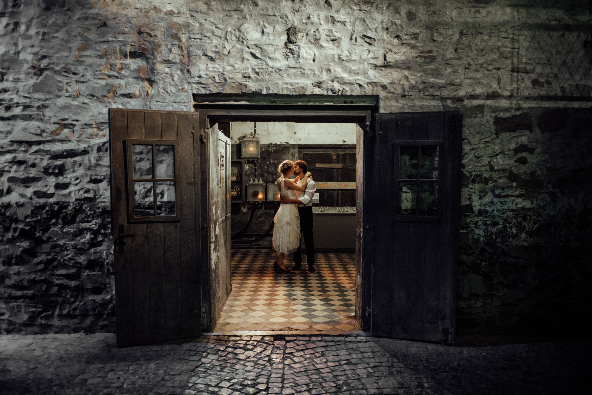 Hochzeit-Aachen-Köln-NRW-Hochzeitsfotograf-Coburg-Hochzeitsfoto-Paarshooting-Komposition-Framing.jpg