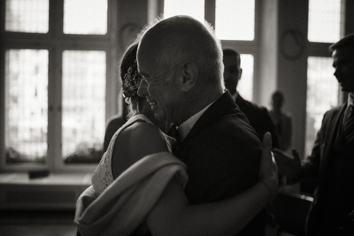 Stolzer Vater gratuliert der frisch vermählten Braut liebevoll zur Hochzeit
