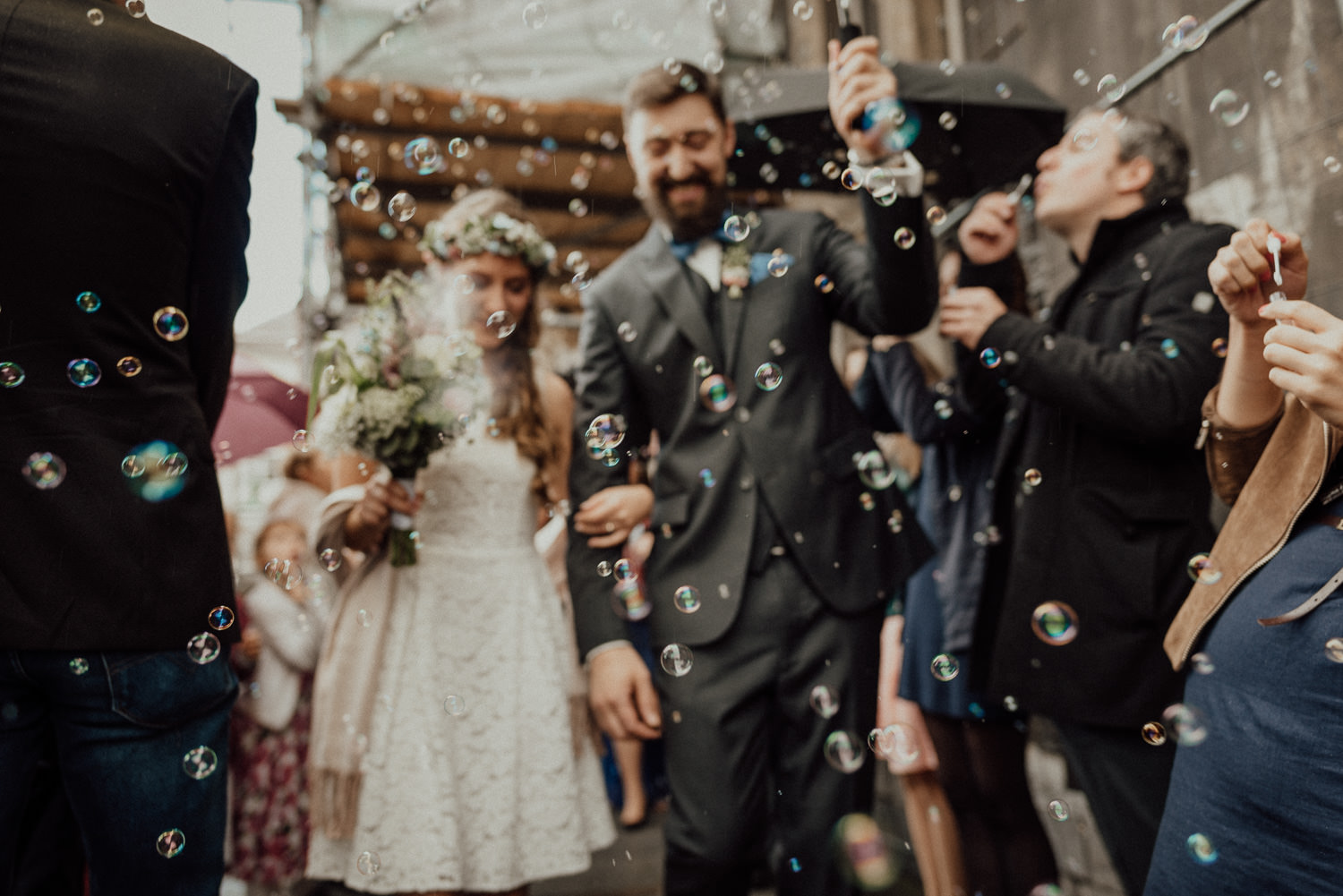 Die wunderbare Hochzeitsgesellschaft macht Seifenblasen anlässlich der Vermählung 