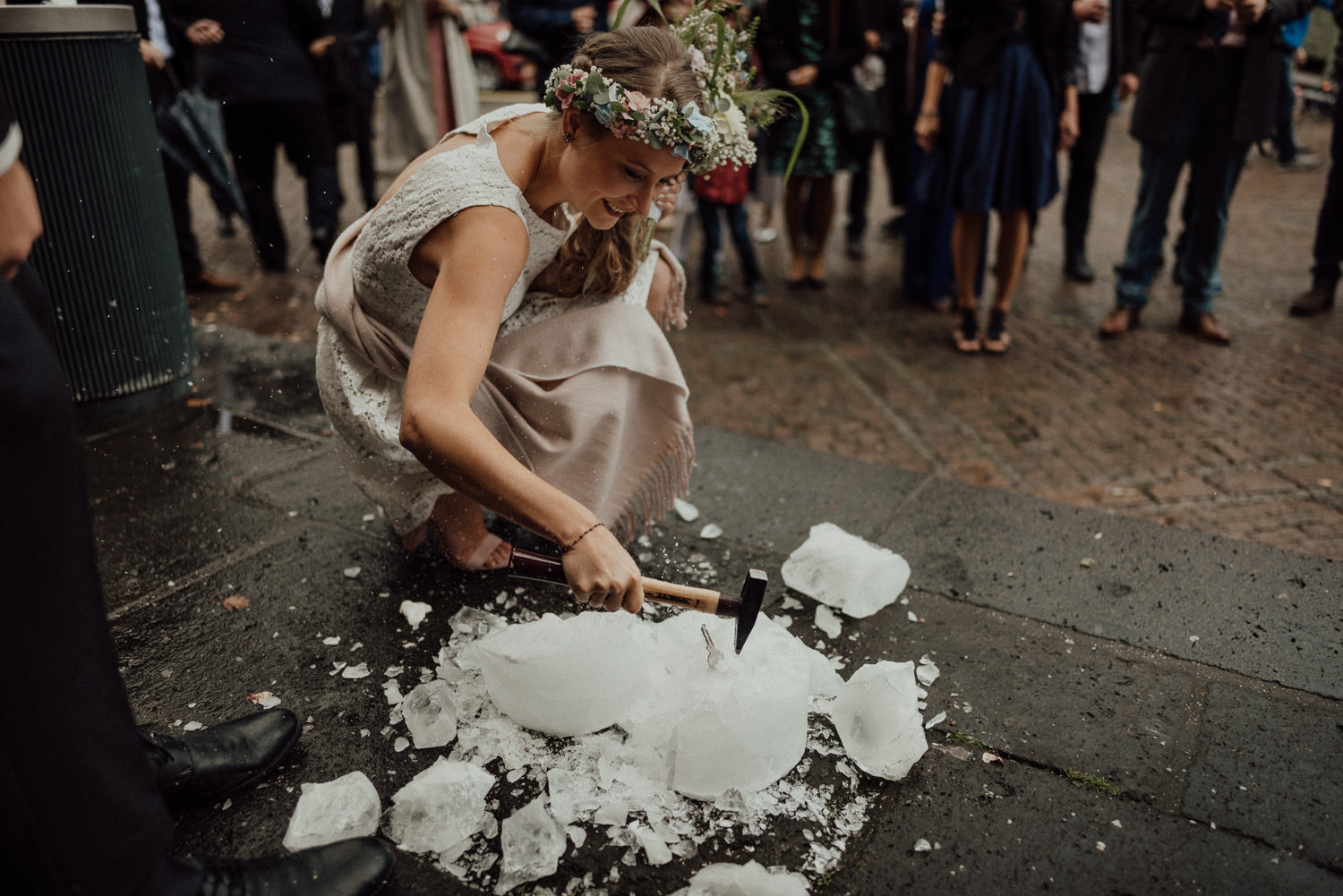 Braut schlägt einen Schlüssel aus Eisklotz als erstes Hochzeitsspiel