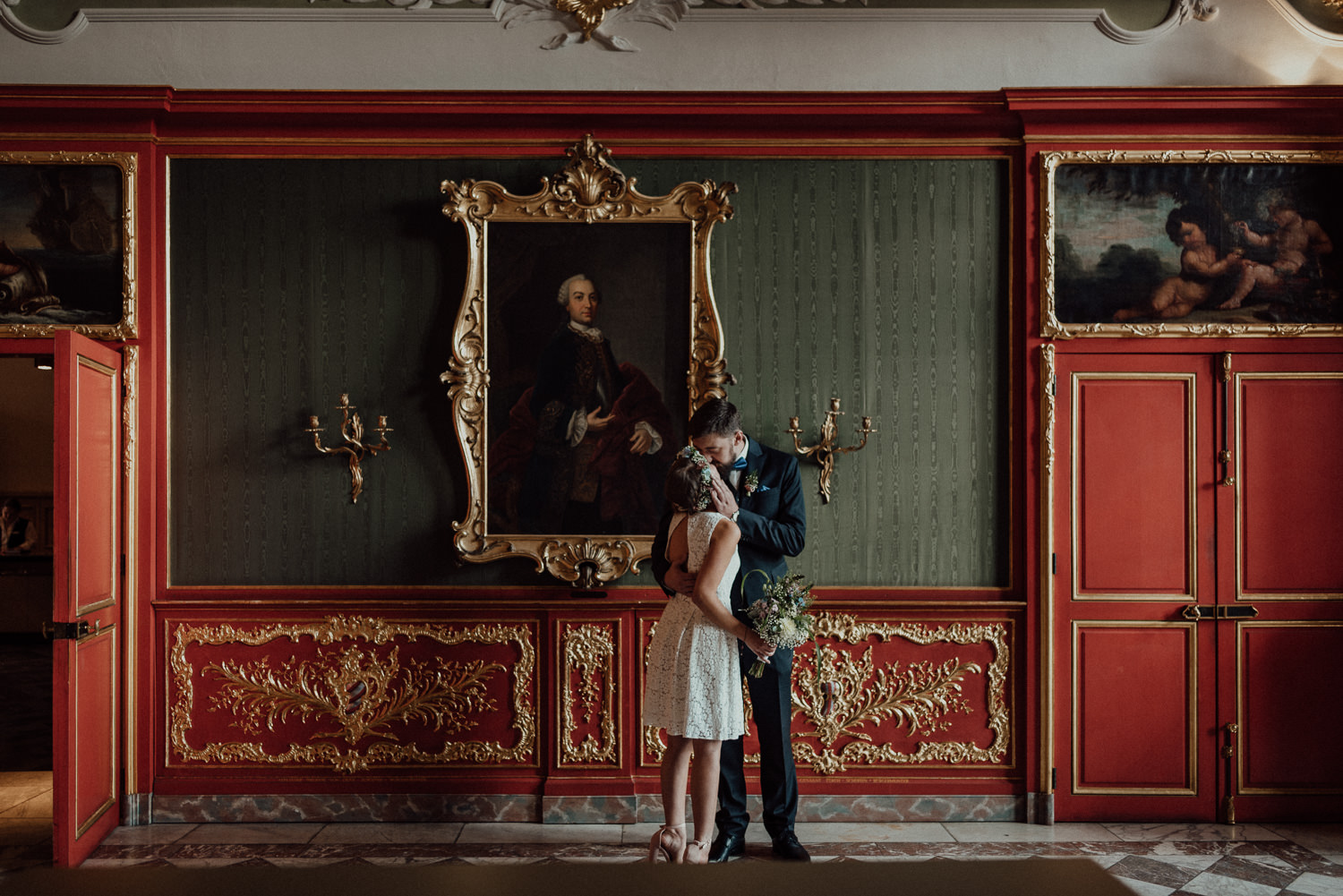 Romantisches Paar-Shoot nach standesamtlicher Trauung im weißen Saal, Rathaus Aachen