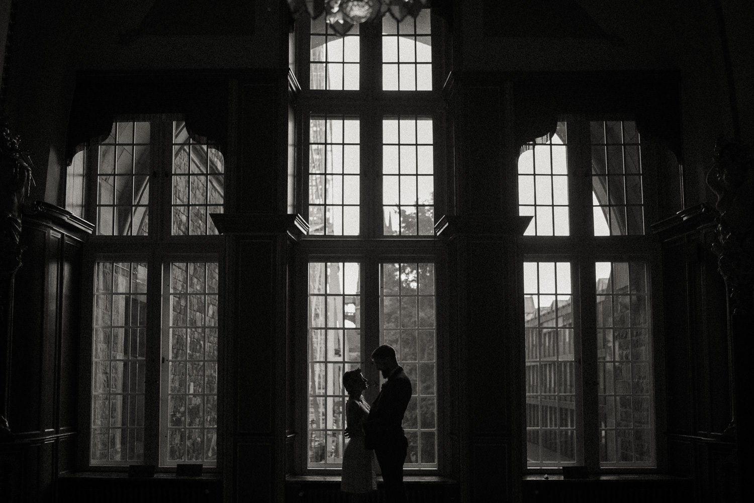Romantisches Paar-Shoot nach standesamtlicher Trauung im weißen Saal, Rathaus Aachen