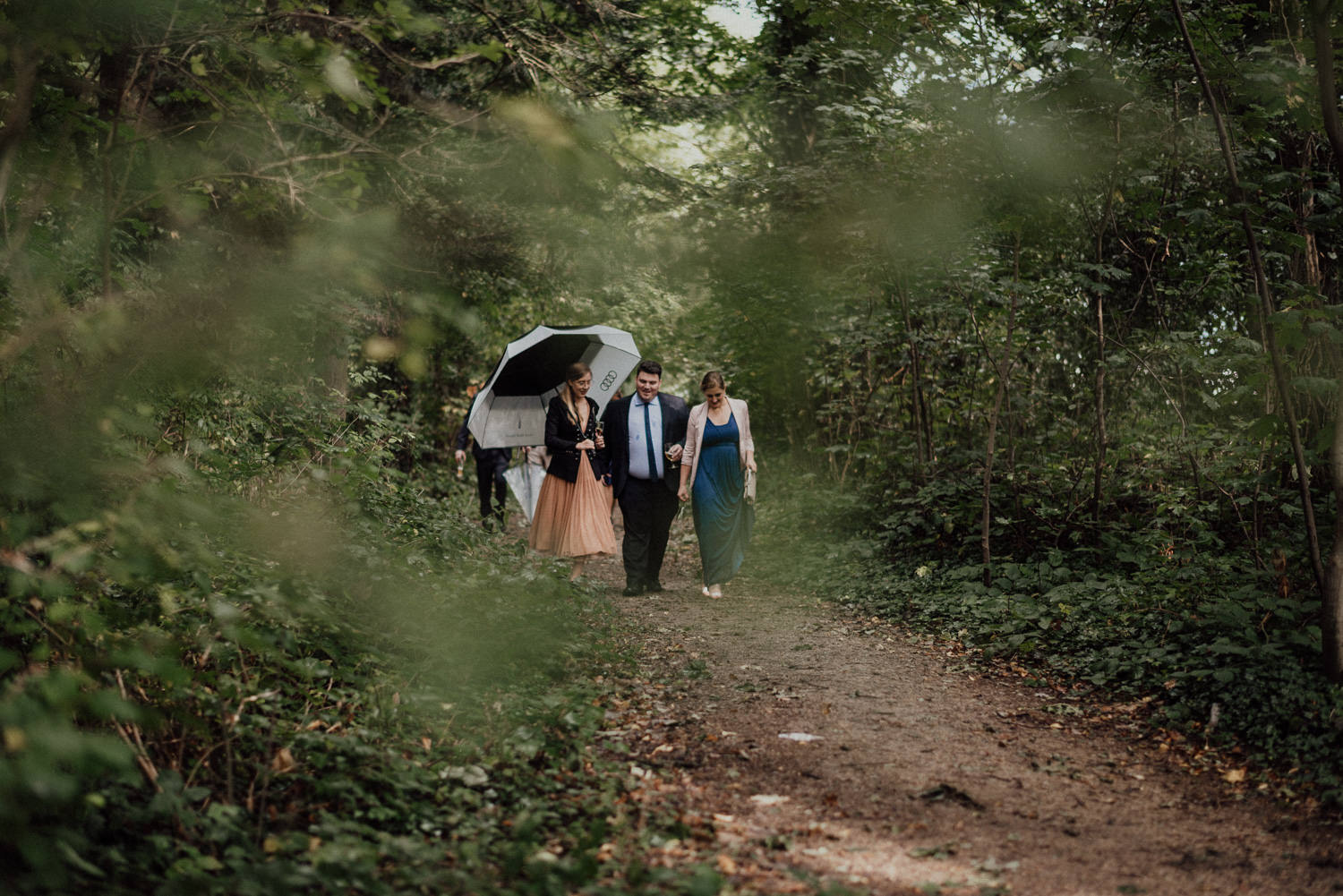 Hochzeitsgäste auf dem Weg zur freien Trauung im Wald nahe Lua Pauline (Aachen, Ruhrgebiet)