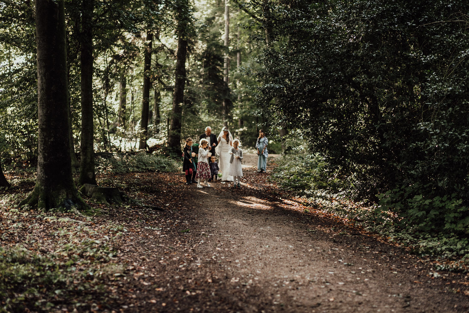 Stolzer Vater führt die Braut zur freien Hochzeit im Wald nahe Köln