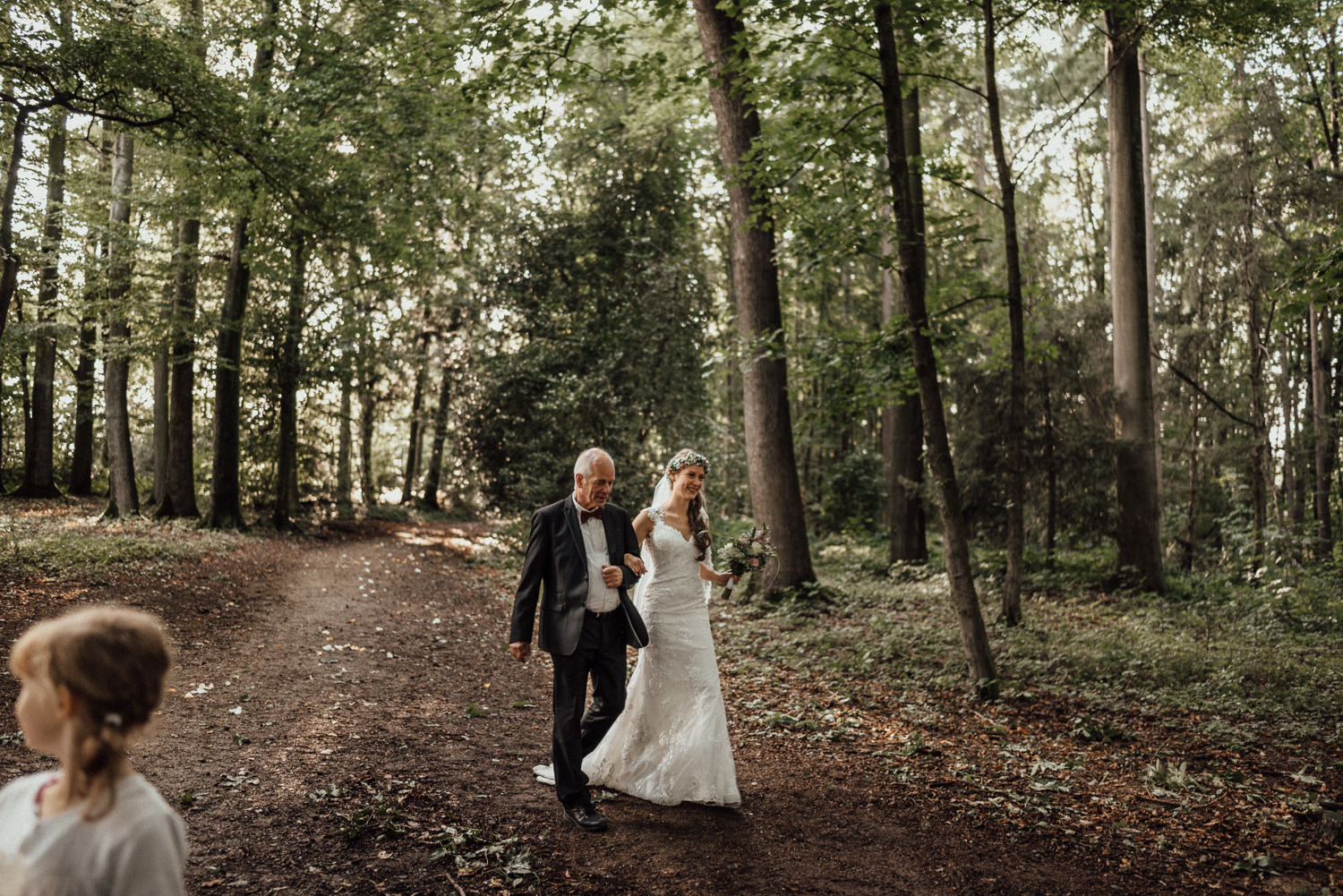 Stolzer Vater führt die Braut zur freien Hochzeit im Wald nahe Köln