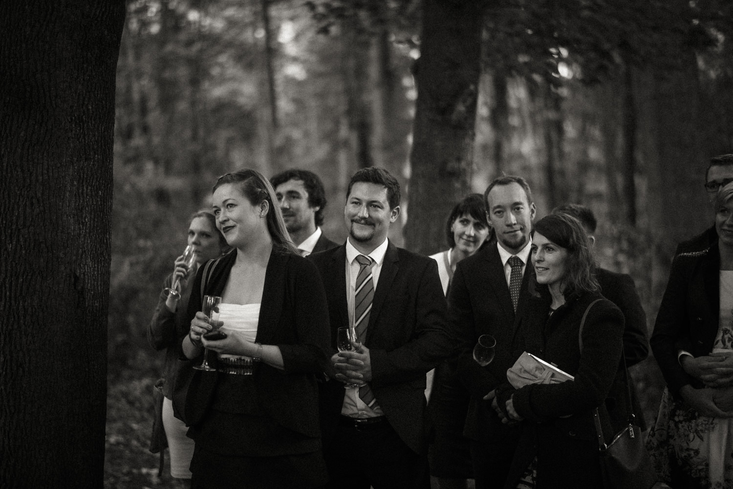 Hochzeitsgäste der traumhaften freien Trauung in der Natur nahe dem Lua Pauline bei Aachen