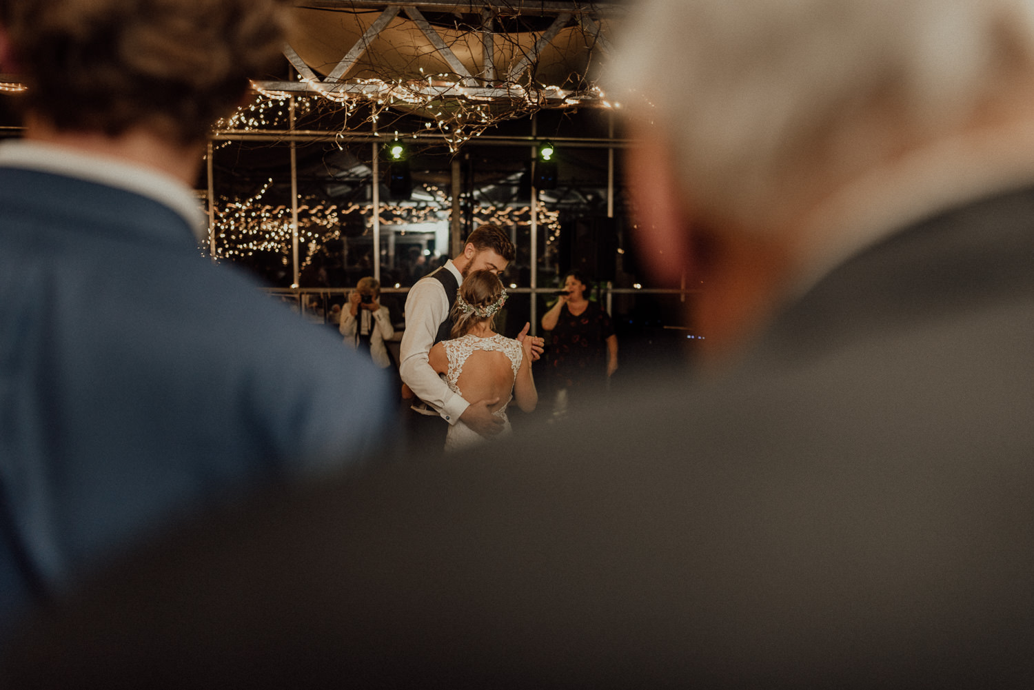 Hochzeitsreportage-NRW-Waldhochzeit-Lua Pauline-Aachen-Hochzeitsfotograf-freie Trauung-Köln-NRW-Bonn-Top-Hochzeitsfotografen-natürliche Bilder-Heiraten im Grünen-Kevin Biberbach-KEVIN Fotografie-126.jpg