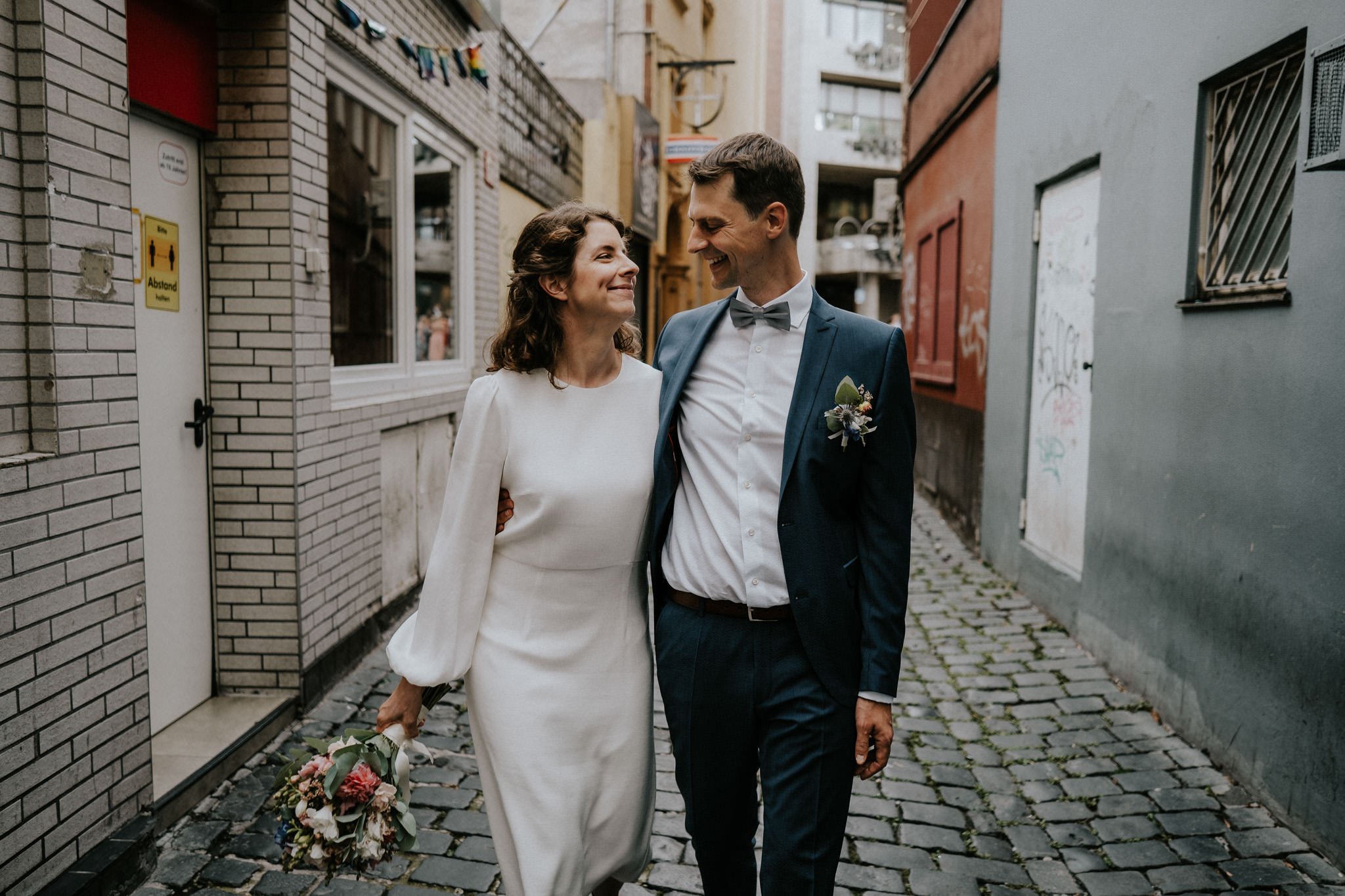 Lockeres Paarshooting nach der Standesamt Hochzeit