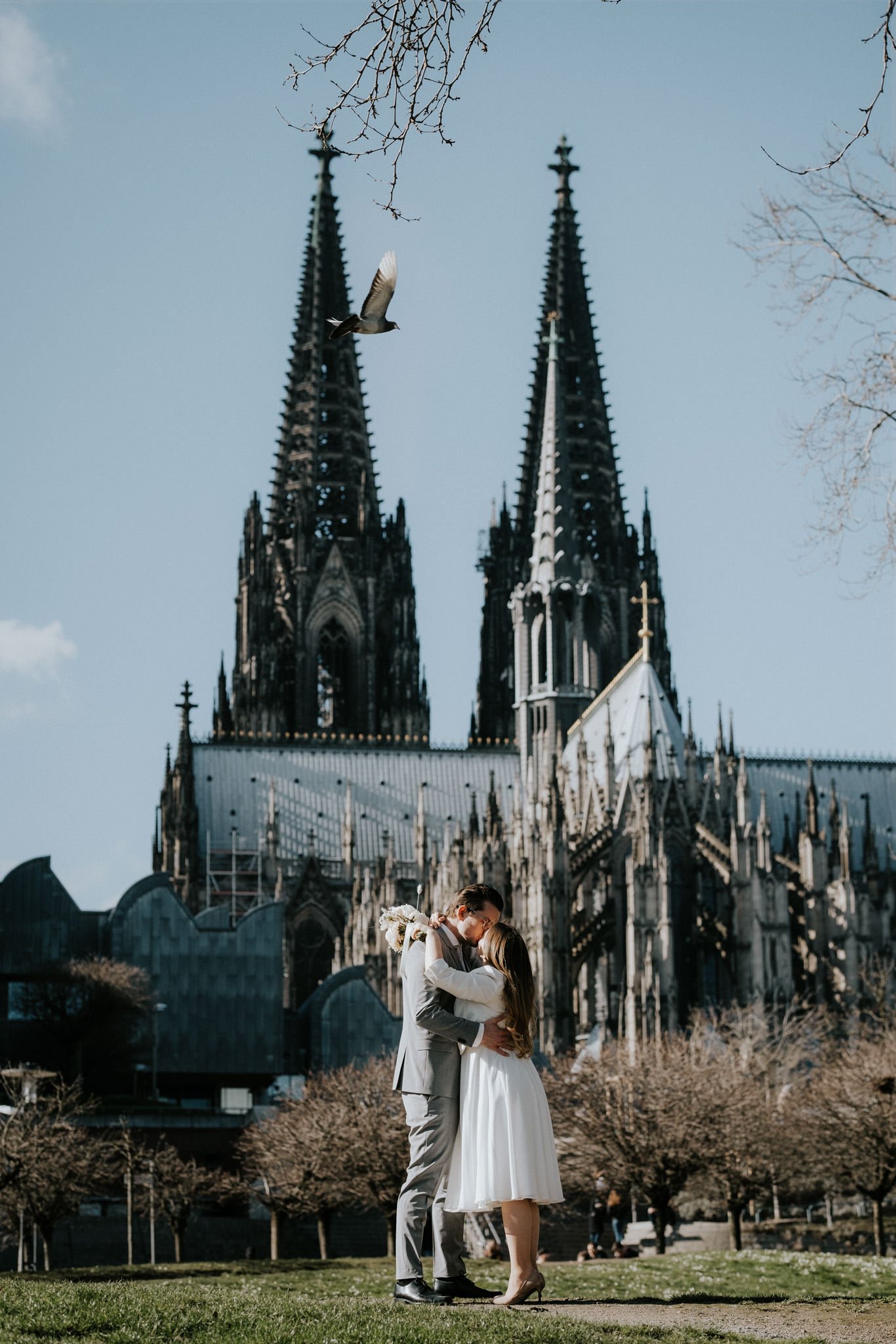 Paarshooting nach der Standesamt Hochzeit mit Kölner Dom im Hintergrund