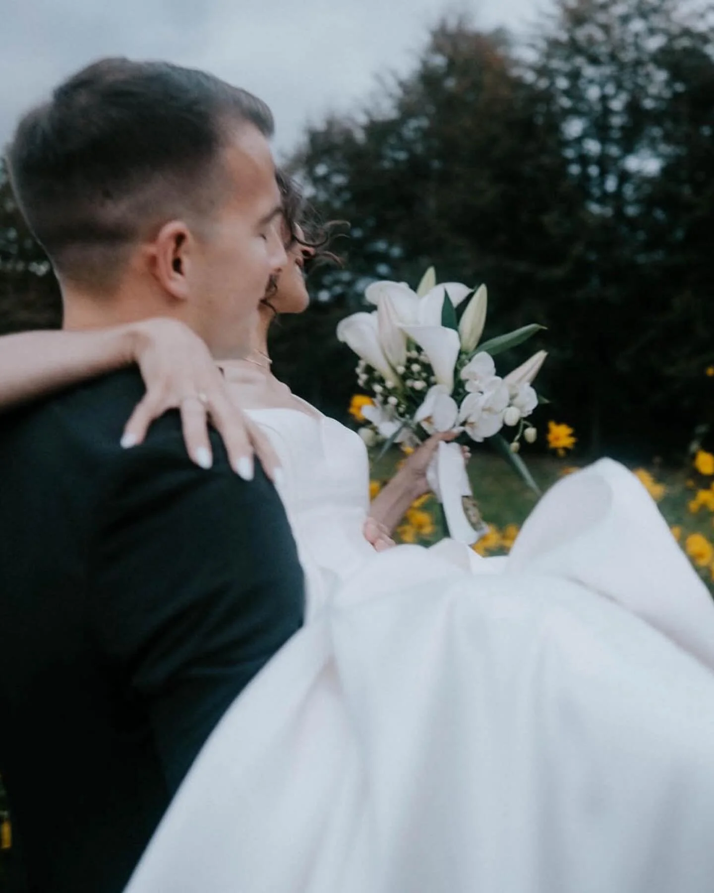Hey guys, I absolutely have to show you these first impressions of Madeleine and Jona's wedding last weekend at the beautiful Beuggen Castle in Rheinfelden. I am still enchanted by the unique celebration Madeleine and Jona had together with their bel