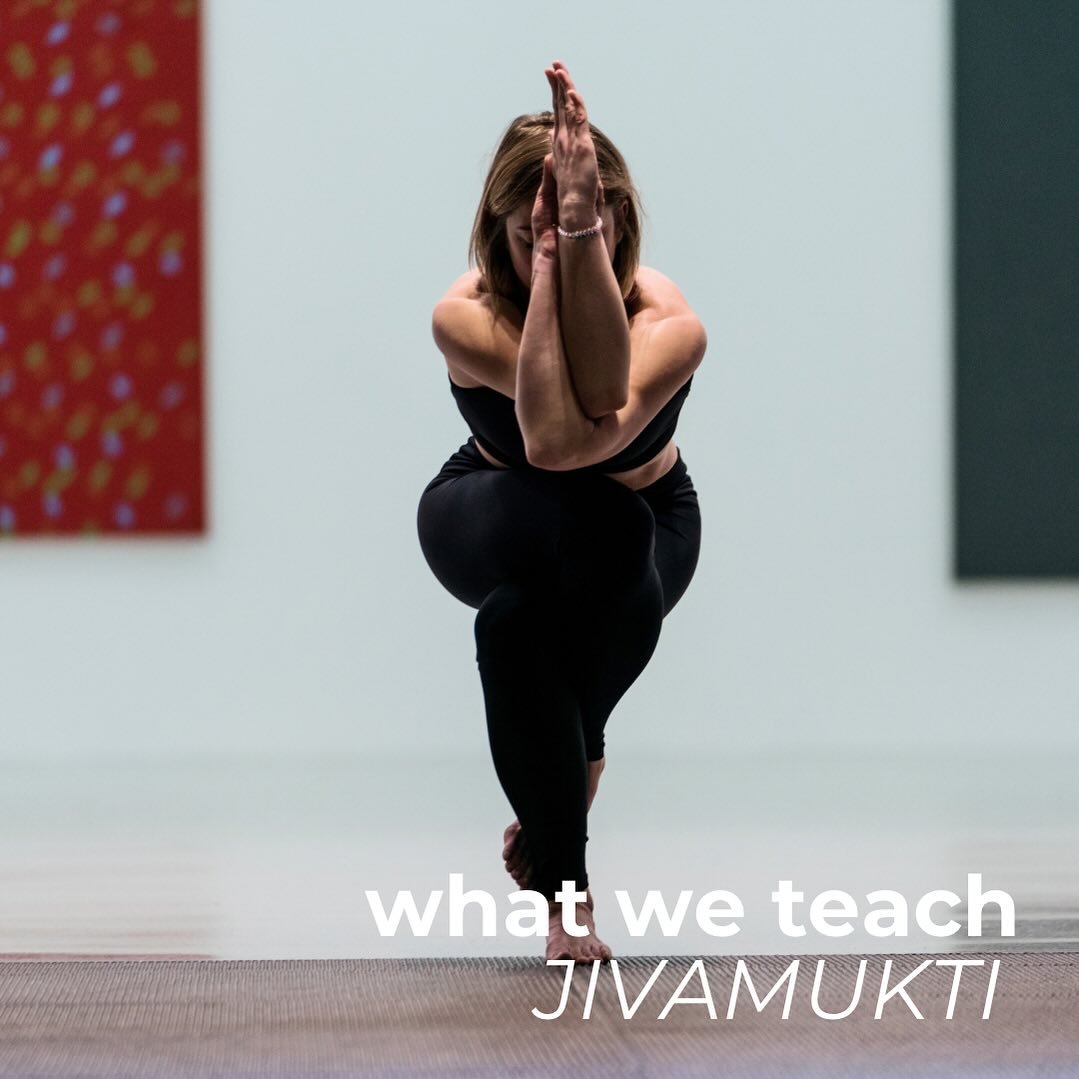 #jivamukti Yoga ist eine Mischung aus Asanas des Hatha Yoga und spirituellen Elementen wie #Mantra #Chanten und #meditation 

In einer klassischen Jivamukti Klasse, die ungef&auml;hr 60 bis 90 Minuten dauert, erwarten dich basierend auf den f&uuml;nf