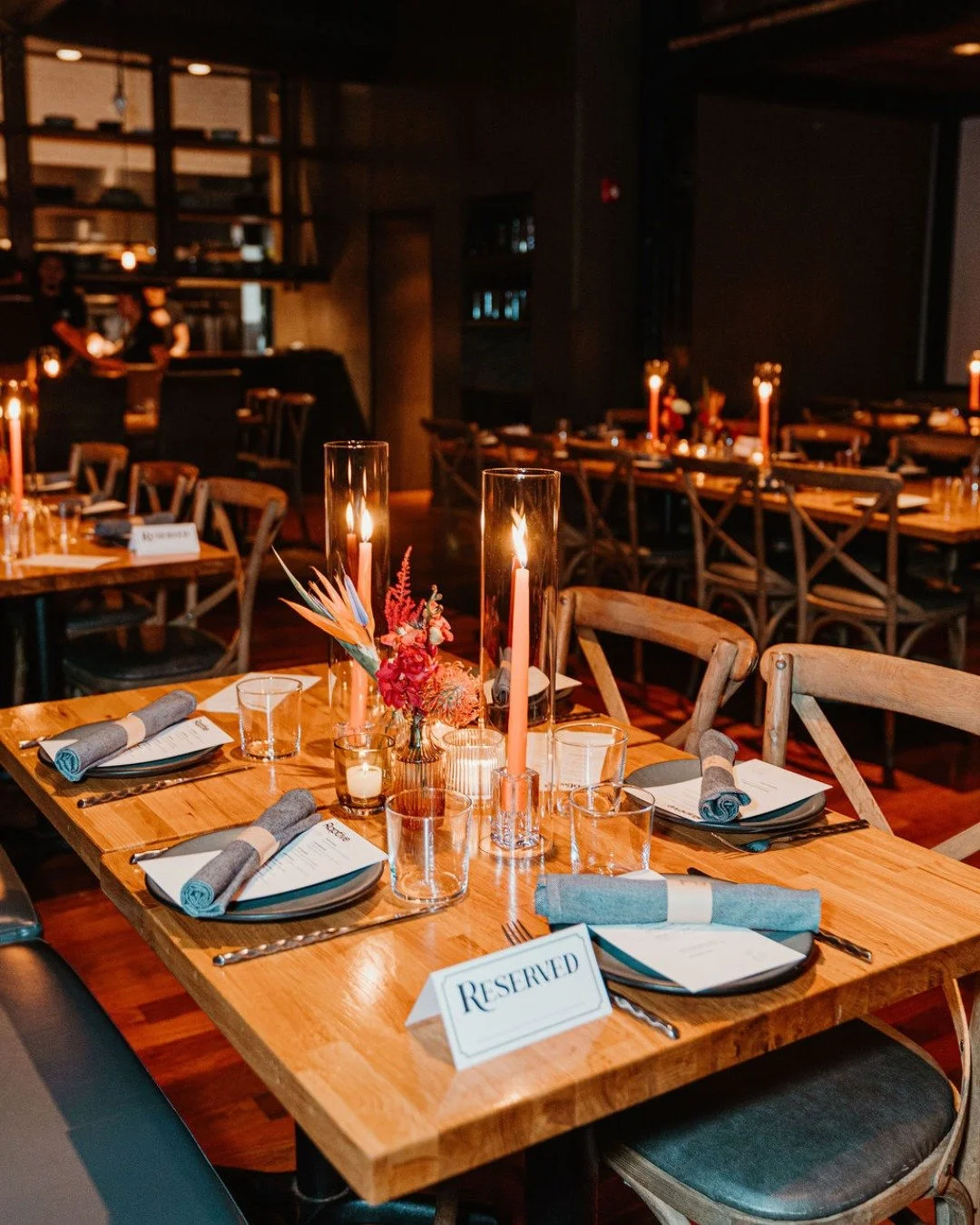 It's giving corporate chic...

Photographer: @tammyvega_
Planner: @amandapriceevents
Venue: @girl.and.the.goat
Florals + Candles: @ashaddevents

#neworleanseventplanner #destinationevents #destinationeventplanner #corporateevents #eventinspiration #s