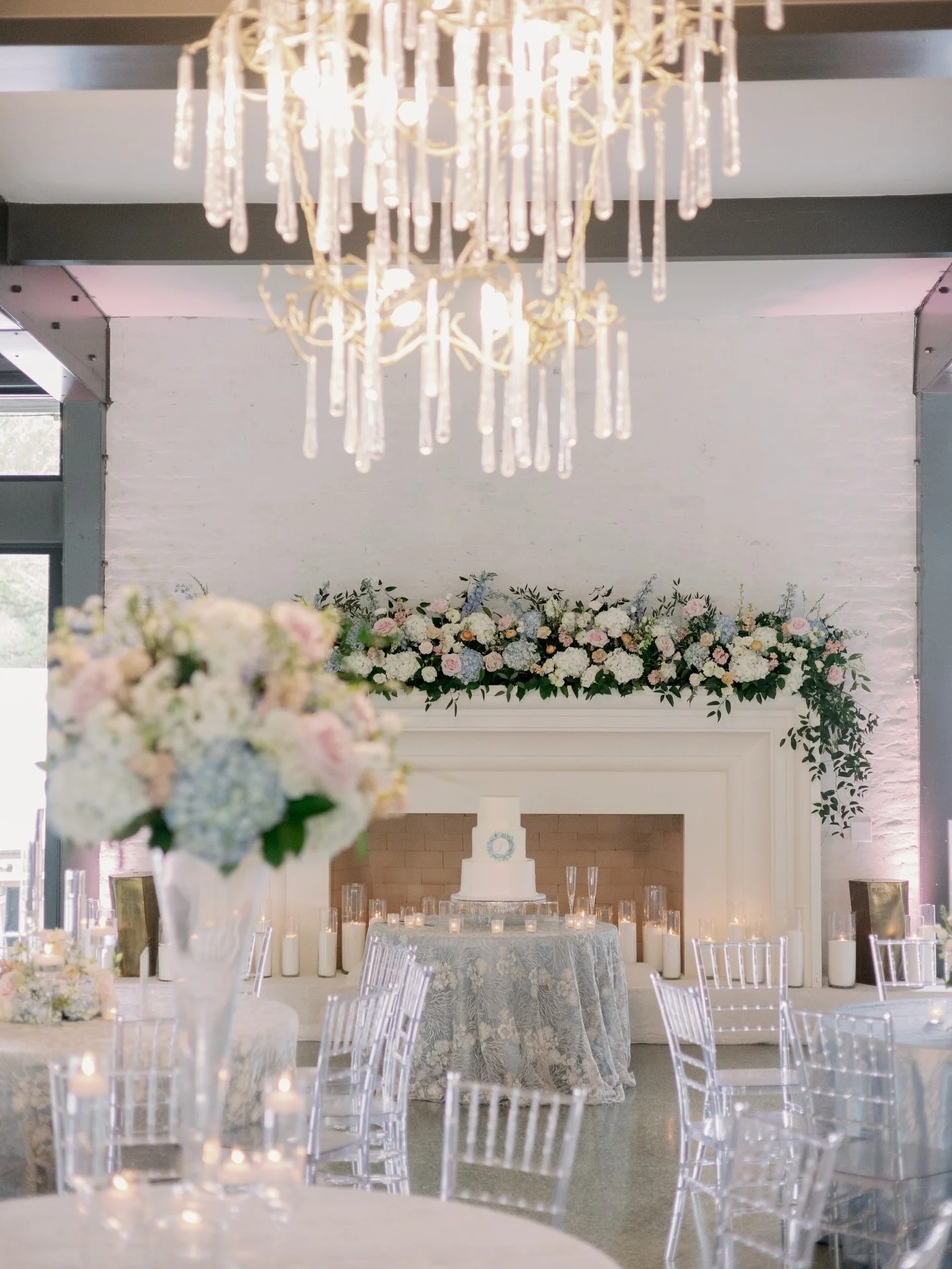 A perfect balance of softness and sophistication for K+T

Photographer:&nbsp;@theresaelizabethphoto
Planner:&nbsp;@amandapriceevents
Videographer:&nbsp;@bowerproductions
Florist:&nbsp;@loveinbloom.floralandevents
Baker:&nbsp;@mauricefrenchpastries
Li