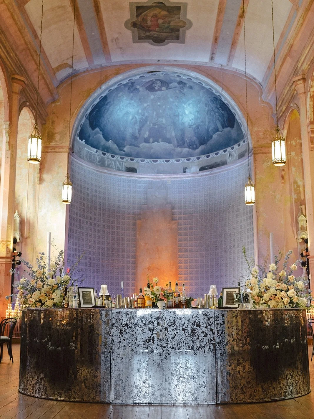 When the bar isn&rsquo;t just functional, but is utilized as a stunning focal point of the design

Photographer: @septembercompany
Planner: @amandapriceevents
Furniture: @distressedrentals
Lighting, Decor, &amp; Rentals: @trulyhaute
Venue: @hotelpete