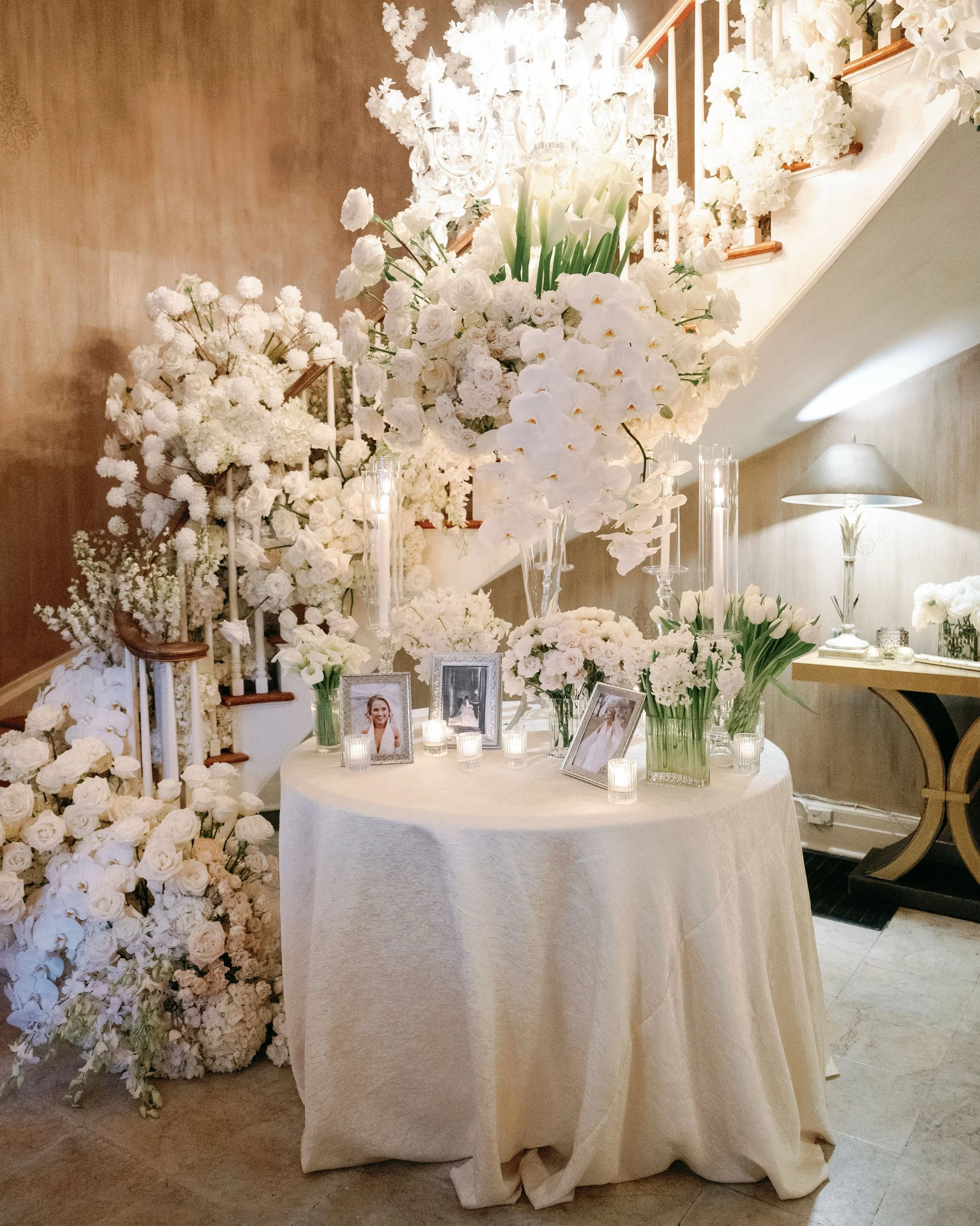 This is what it looks like when we ask @bellabloomsfloral to create unforgettable statement piece that will leave every single guest speechless, and they deliver.

Photography: @brennerweddings
Planning: @amandapriceevents
Venue: @southernoakswedding