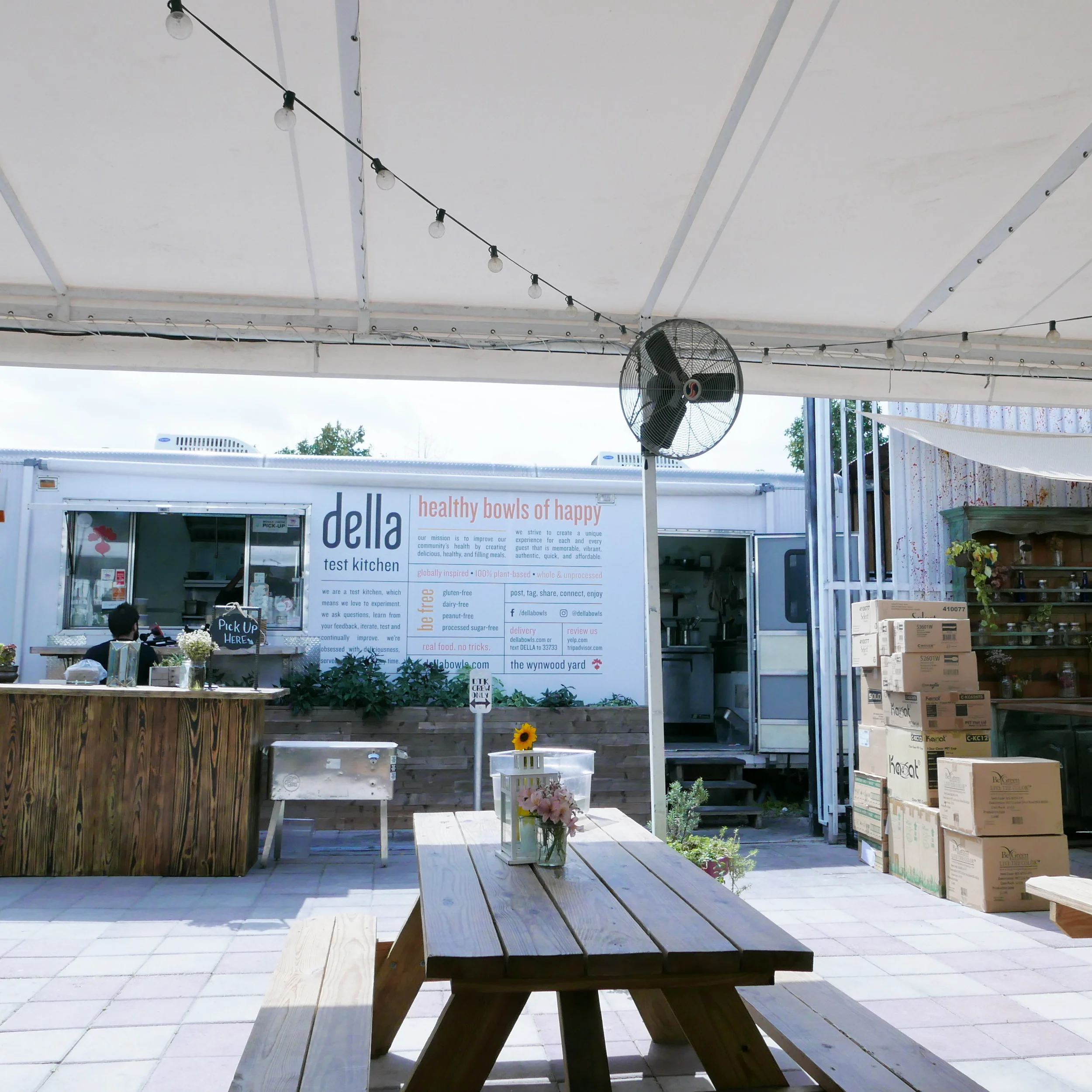 Della Bowl's Exterior