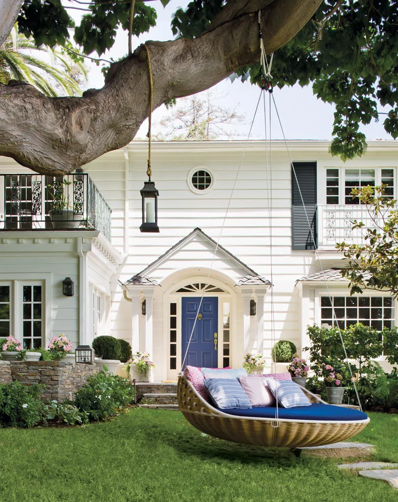 LX_RED_OutdoorLiving_1X9A1480_Cropped.jpg