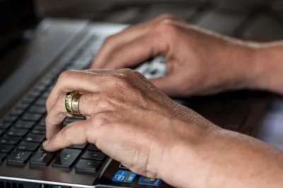 online dating female hands-typing.jpg