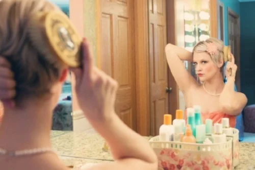 Pretty-Woman-Glamour-Model-Makeup-Mirror-Blonde-635258.jpg