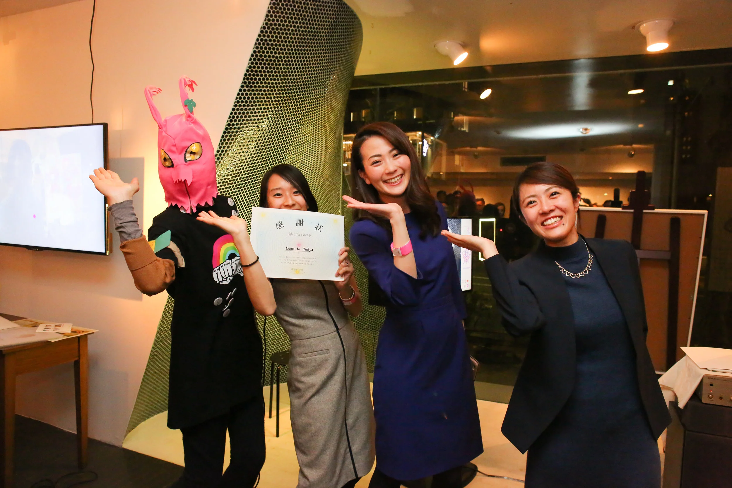 Blossom Blast show March 8 2017 at UltraSuperNew Gallery TGT is giving the certificate to Lean in Tokyo photo by Maiko Miyagawa