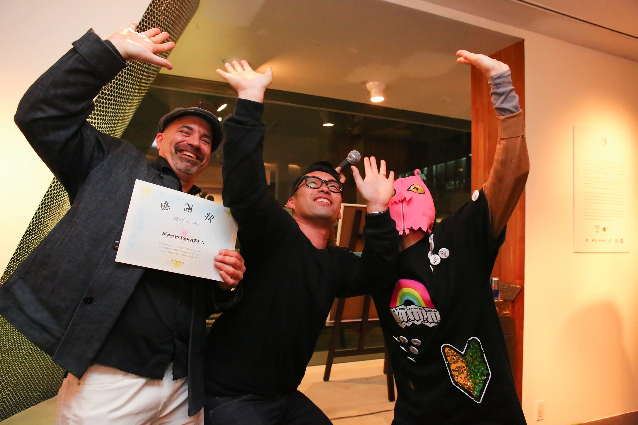 Blossom Blast show March 8 2017 at UltraSuperNew Gallery TGT is giving the certificate to Blossom Blast企画・運営チーム. photo by Maiko Miyagawa