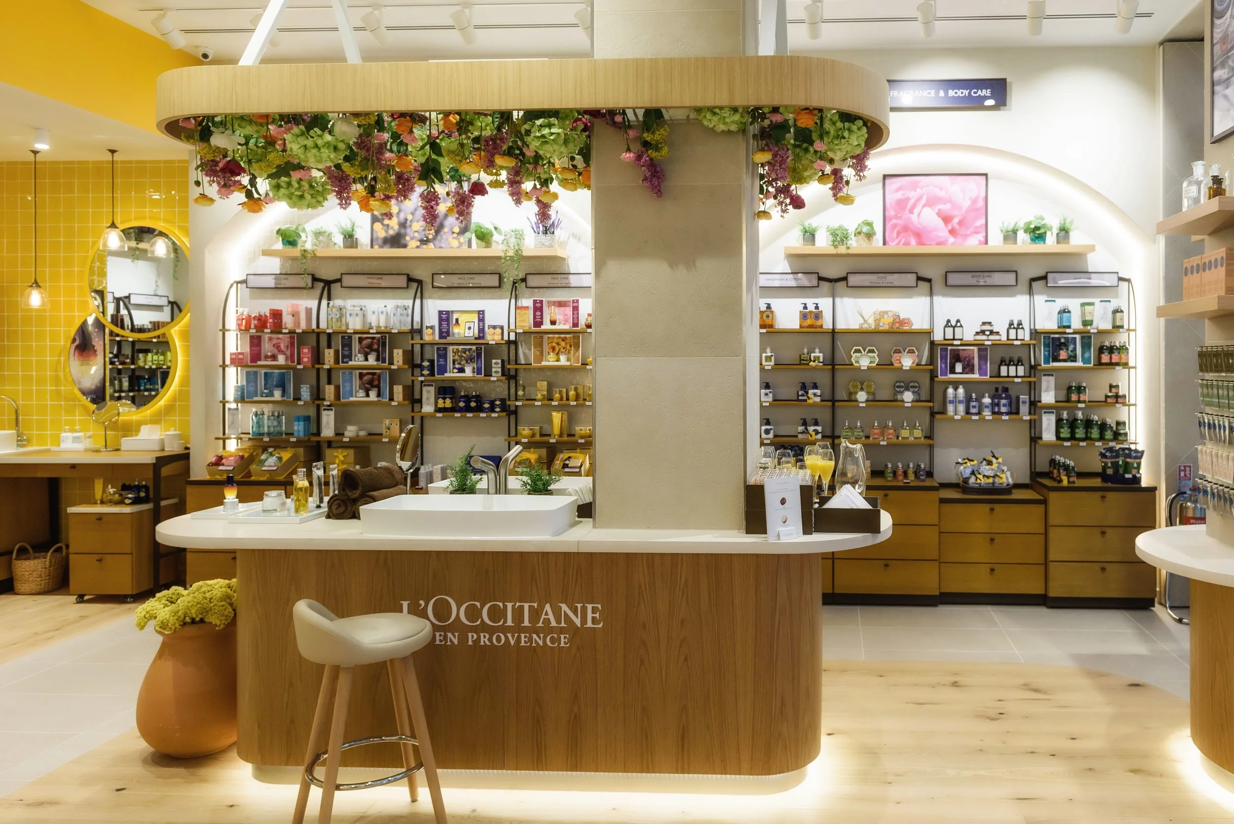 So Visualise.Flower installation.L'Occitane .jpg