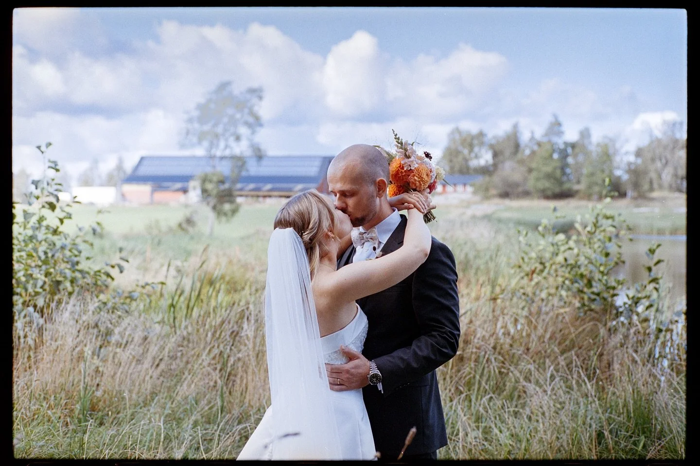 Jag har fotograferat br&ouml;llop l&auml;nge med digitala kameror, men p&aring; senare tid har jag b&ouml;rjat anv&auml;nda analog film parallellt. Det ger en annan k&auml;nsla &ndash; l&aring;ngsammare, mer n&auml;rvarande &ndash; och det har blivit