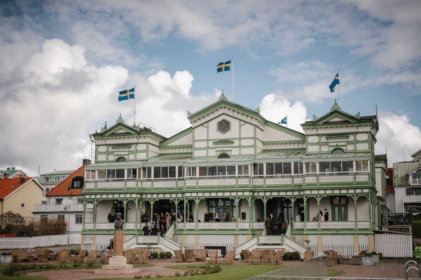 I l&ouml;rdags sm&auml;llde det f&ouml;r Gabrielle &amp; David! F&ouml;rberedelser, mingel, vigsel, middag och fest p&aring; Societetshuset. En otrolig milj&ouml; i den h&auml;r byggnaden fr&aring;n 1886.

H&auml;rligt tr&aring;ngt med mycket folk oc