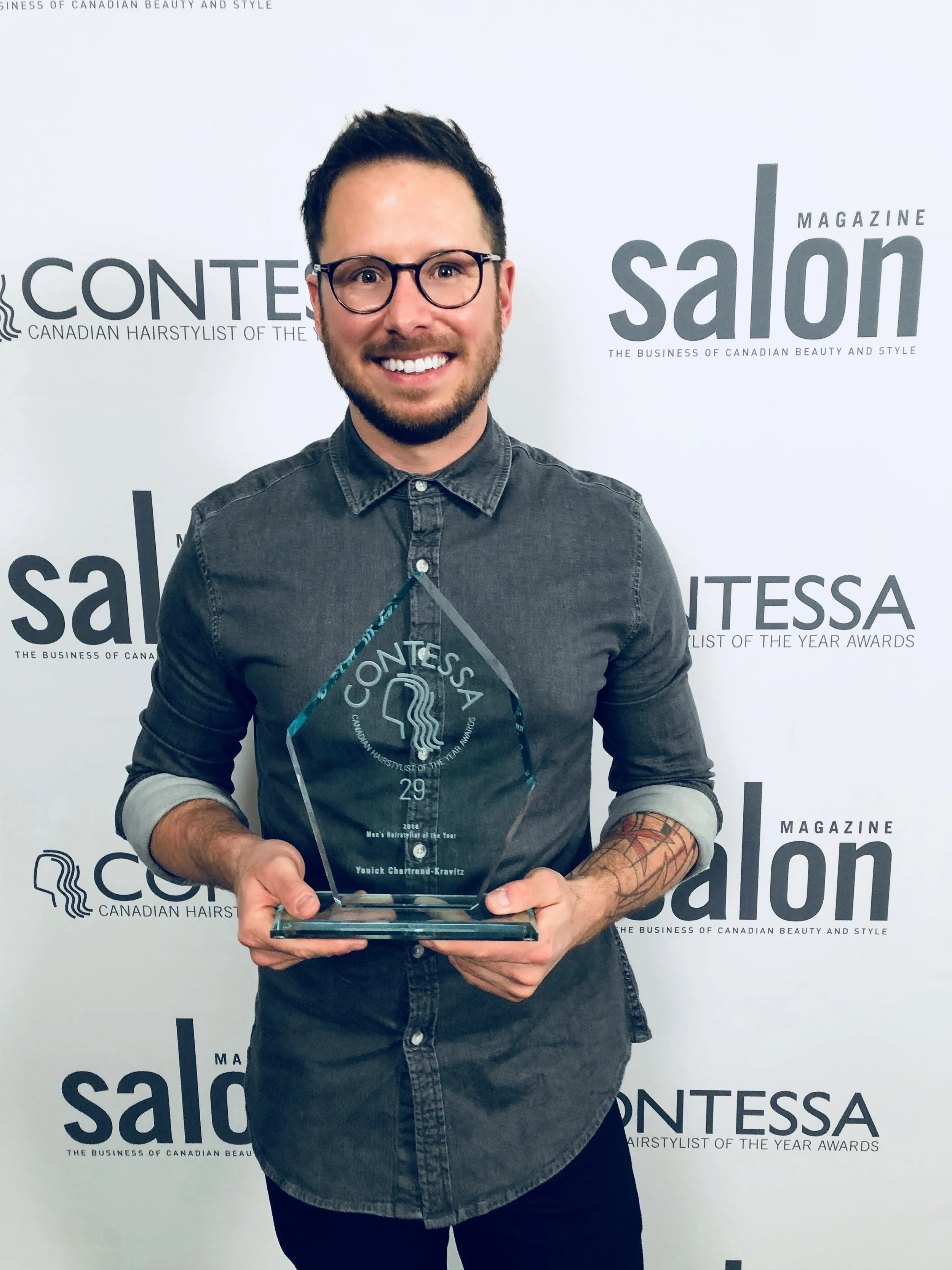 Yanick avec son prix du meilleur styliste, catégorie hommes