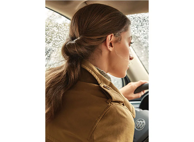 Maîtrisez vos cheveux frisottés et statiques avec ces 5 coiffures