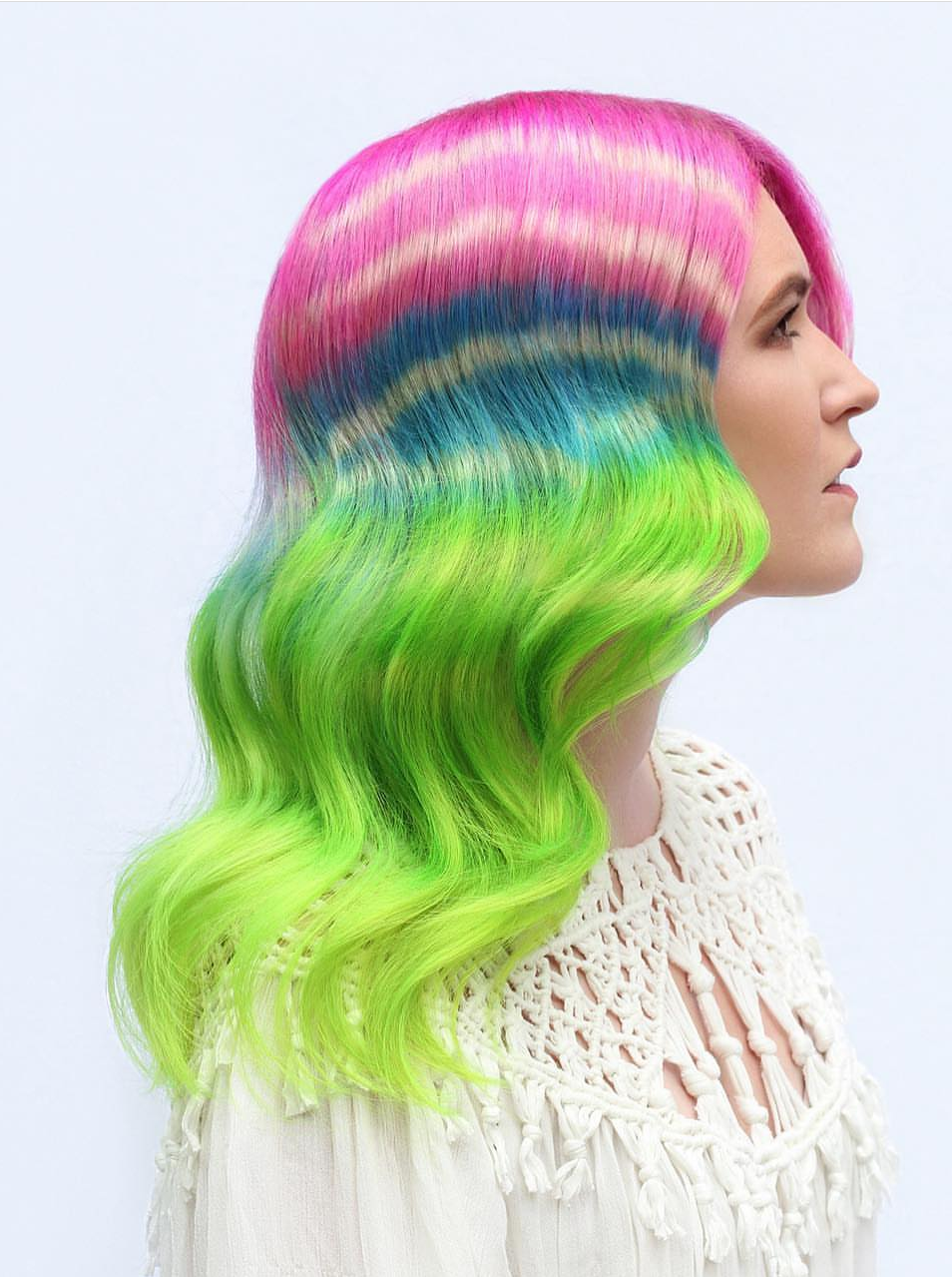 Tie-dye hair : une tendance qui ne passe pas inaperçue