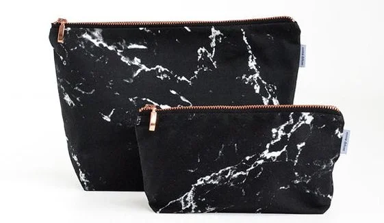 Vacances de Noël : les essentiels coiffure pour votre trousse de voyage