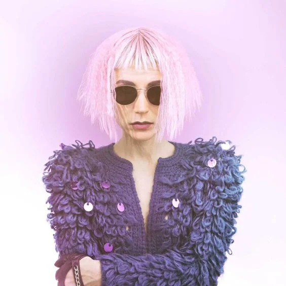 L'influence des années 1990 en coiffure : cheveux gaufrés 2.0